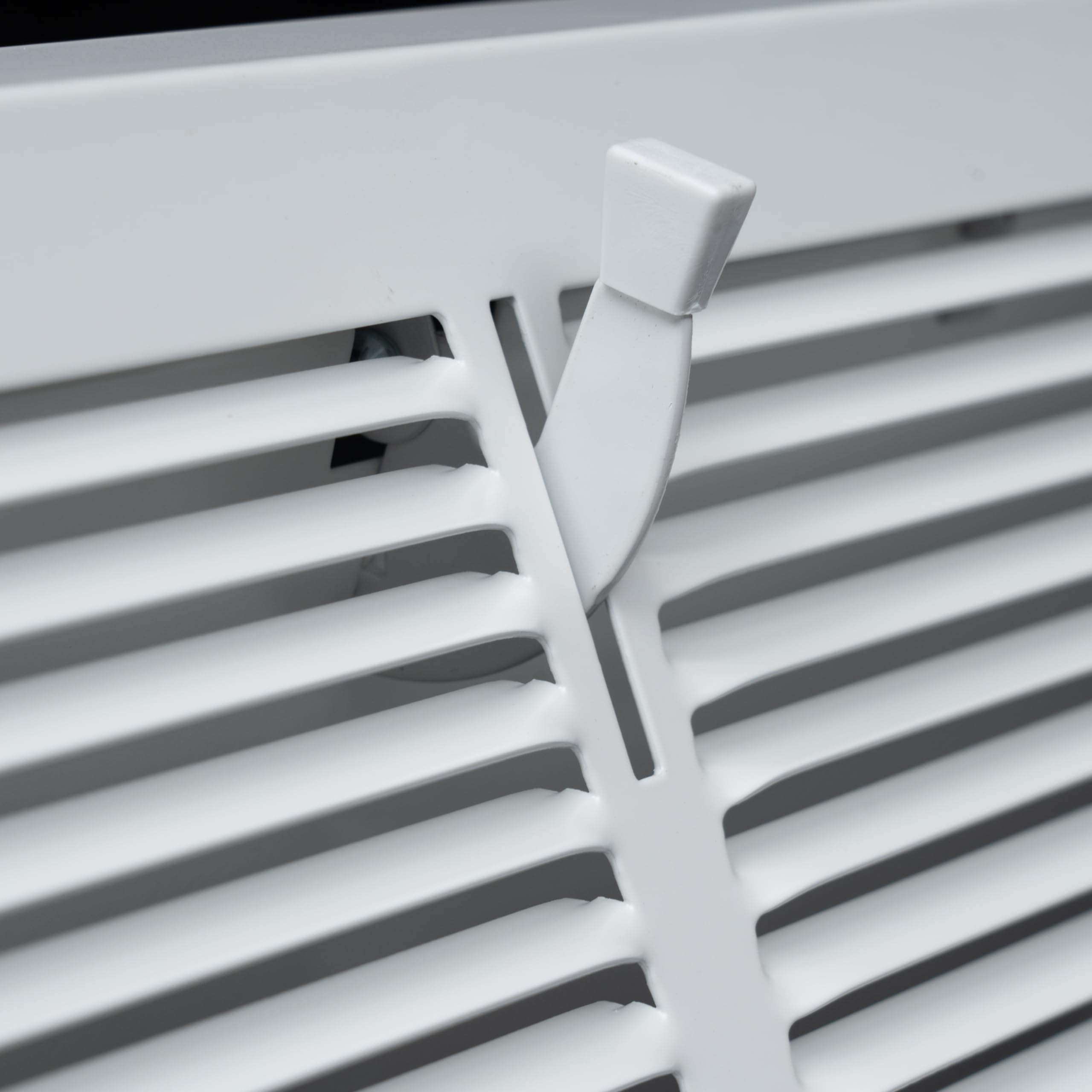 Handua 35,6 cm (l) x 15,2 cm (H) [Taille de l'ouverture du conduit] Grille d'alimentation en air triangulaire en acier avec amortisseur | Grille d'aération | Profondeur de 9,5 cm | Blanc | Dimensions