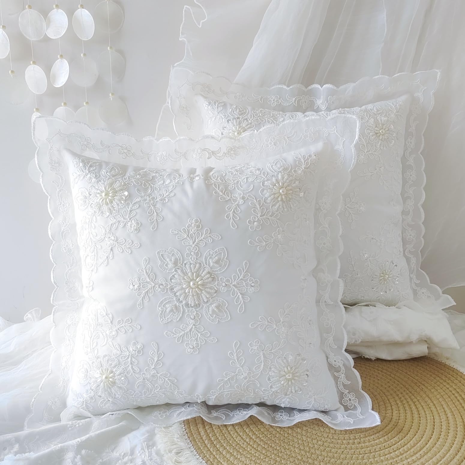 Housse de coussin fait main en dentelle blanche pour adoucir l'ambiance du lit