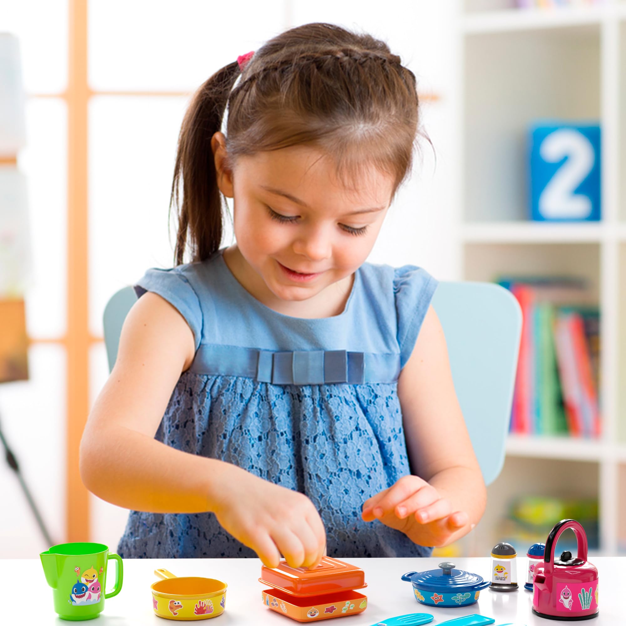 Baby Shark Cooking Adventure Set - Juego de cocina con ollas, sartenes, utensilios, taza medidora, tetera de té, sal y pimentero, gran juego de cocina para niños 4