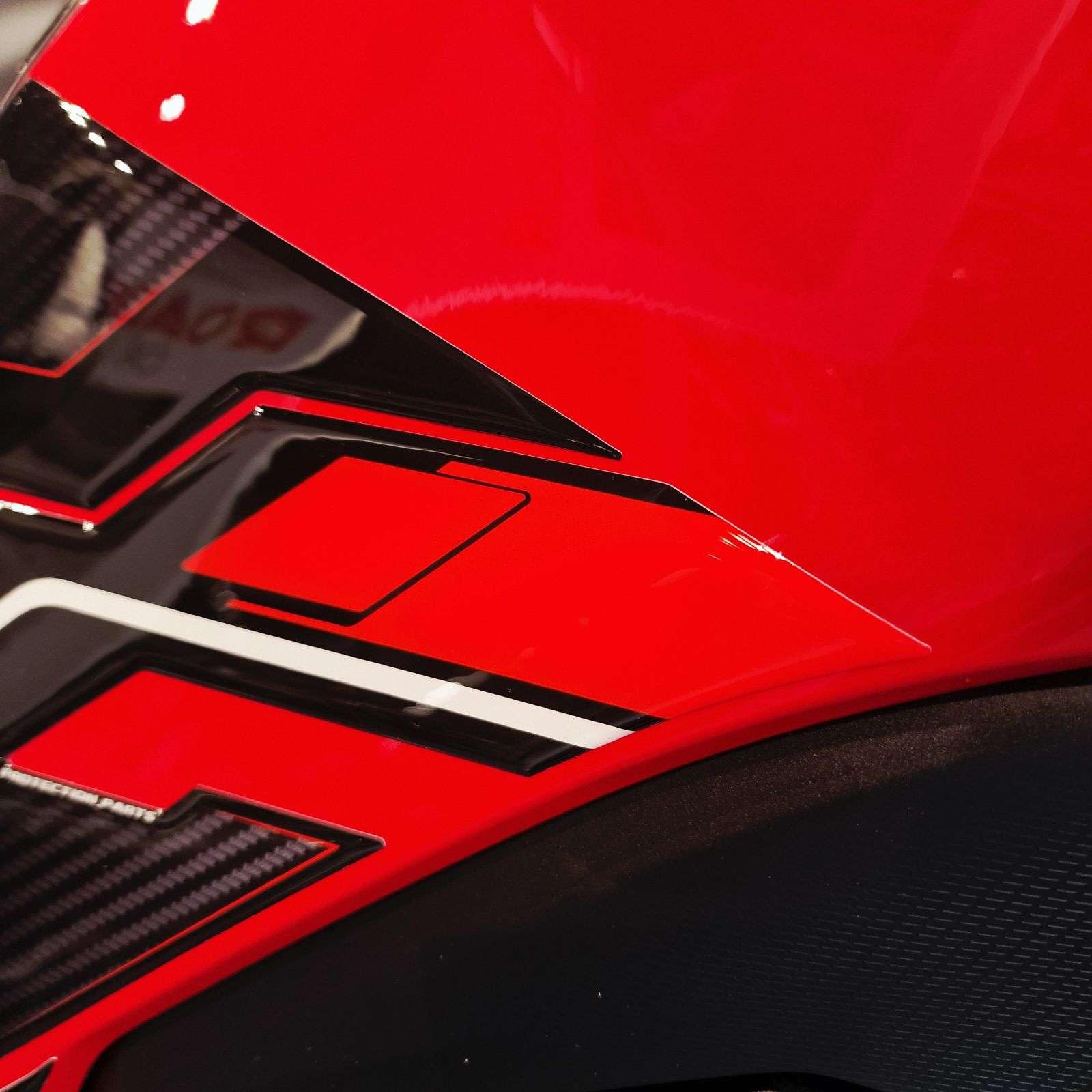 Resin Bike Autocollant Moto Compatibles avec Yamaha Tracer 7 2025-2026 Redline. Protections Grip Latérales de Réservoir Contre Les Chocs et Les Éraflures. Autocollant 3D Résinés Made in Italy
