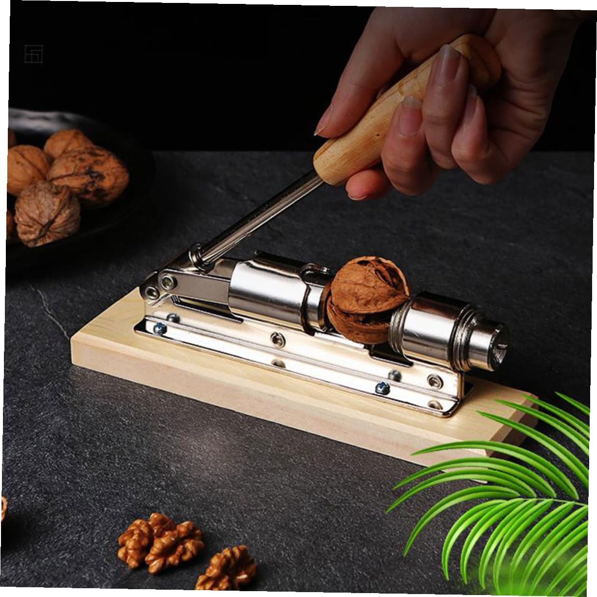 Casse-Noix Mécanique Léger et Portable en Acier Inoxydable Poignée en Bois pour Casser Toutes Sortes de Noix Cuisine