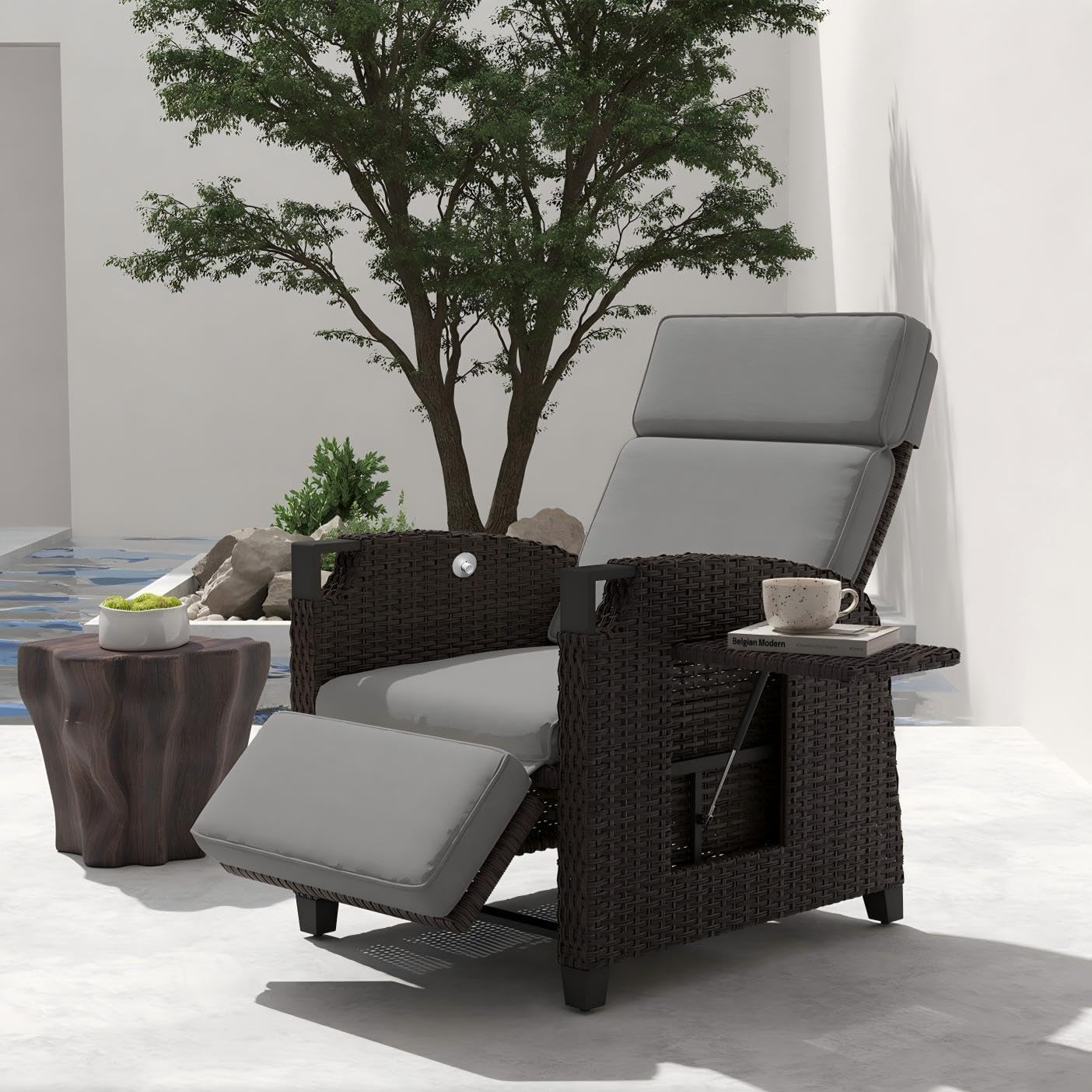 20,00€ Coupon! UDPATIO Liegesessel mit Sitzkissen Gartensessel Wetterfest 150° Verstellbare, Rückenlehne Rattan Sonnenliege mit Beistelltisch für Innen, Außeneinsatz- Grau Sitzkissen & Dunkelbraun Rattan