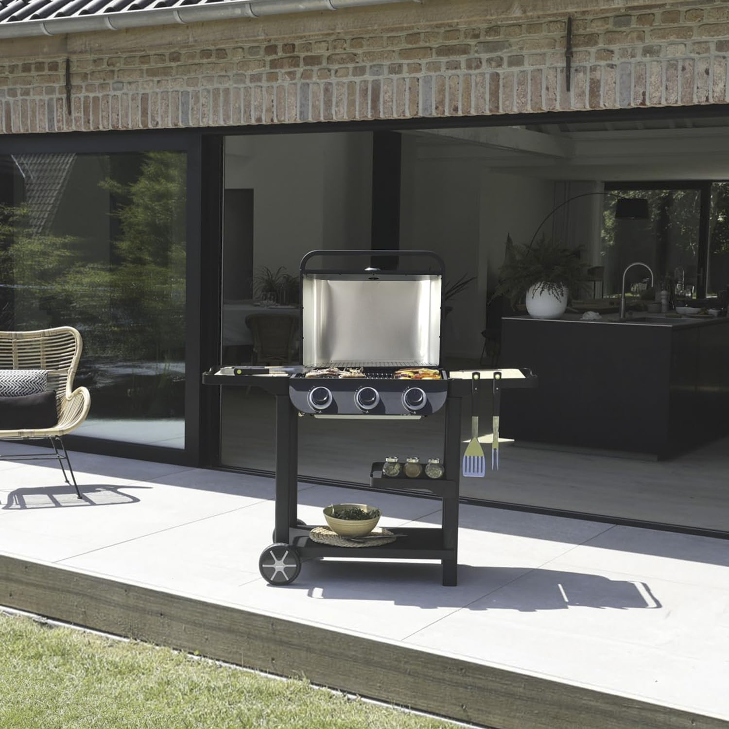 Cook’in Garden - Barbecue Gaz FLAVO 60 sur Chariot, 3 Brûleurs, Fonction Grill et Plancha, Structure Métal, Cuve Acier, Allumage Facile, Capot avec Thermomètre, Idéal Terrasse Extérieur Jardin