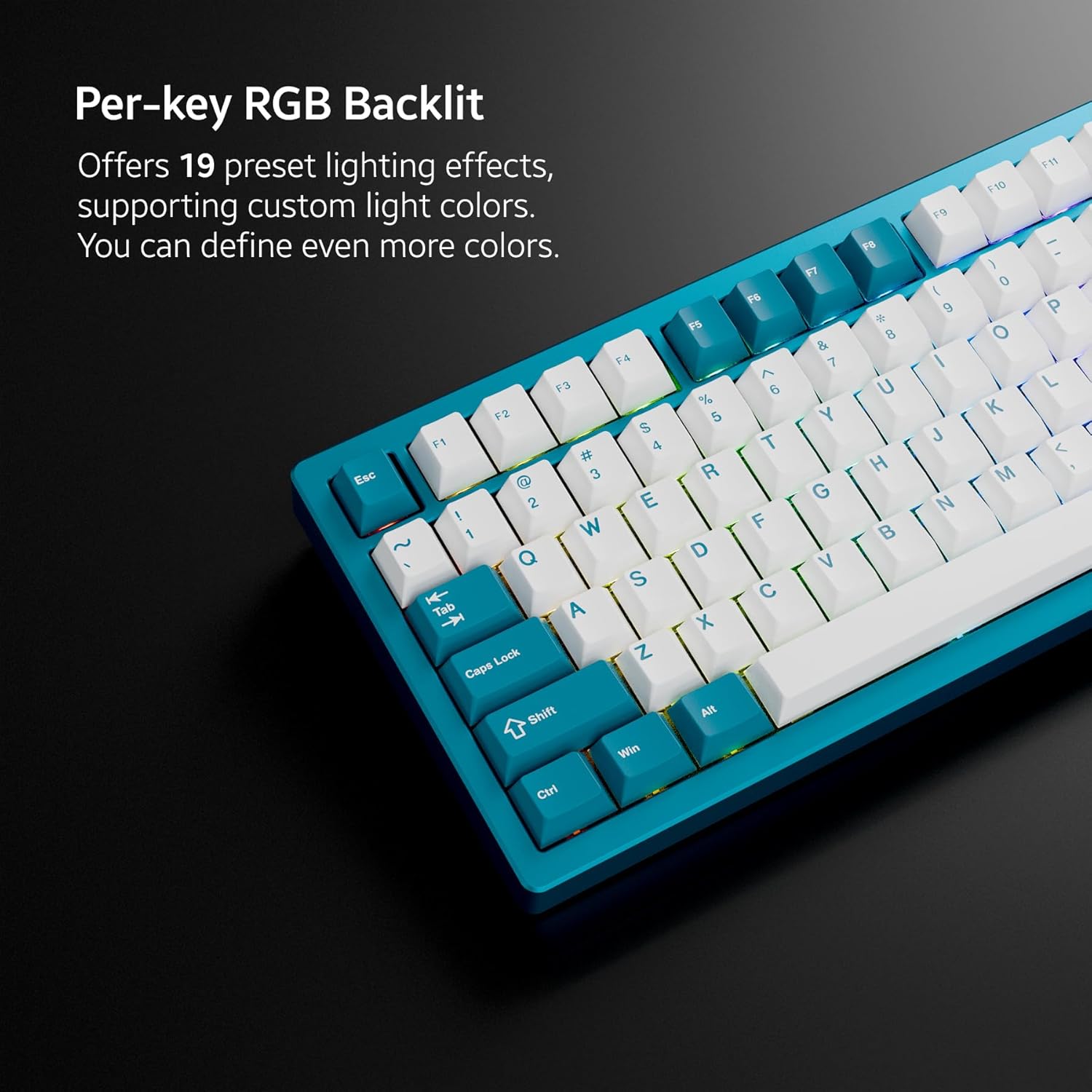 Close-up of the Chilkey ND75 keyboard's keys illuminated with per-key RGB backlighting, showcasing forskellige farvemuligheder.