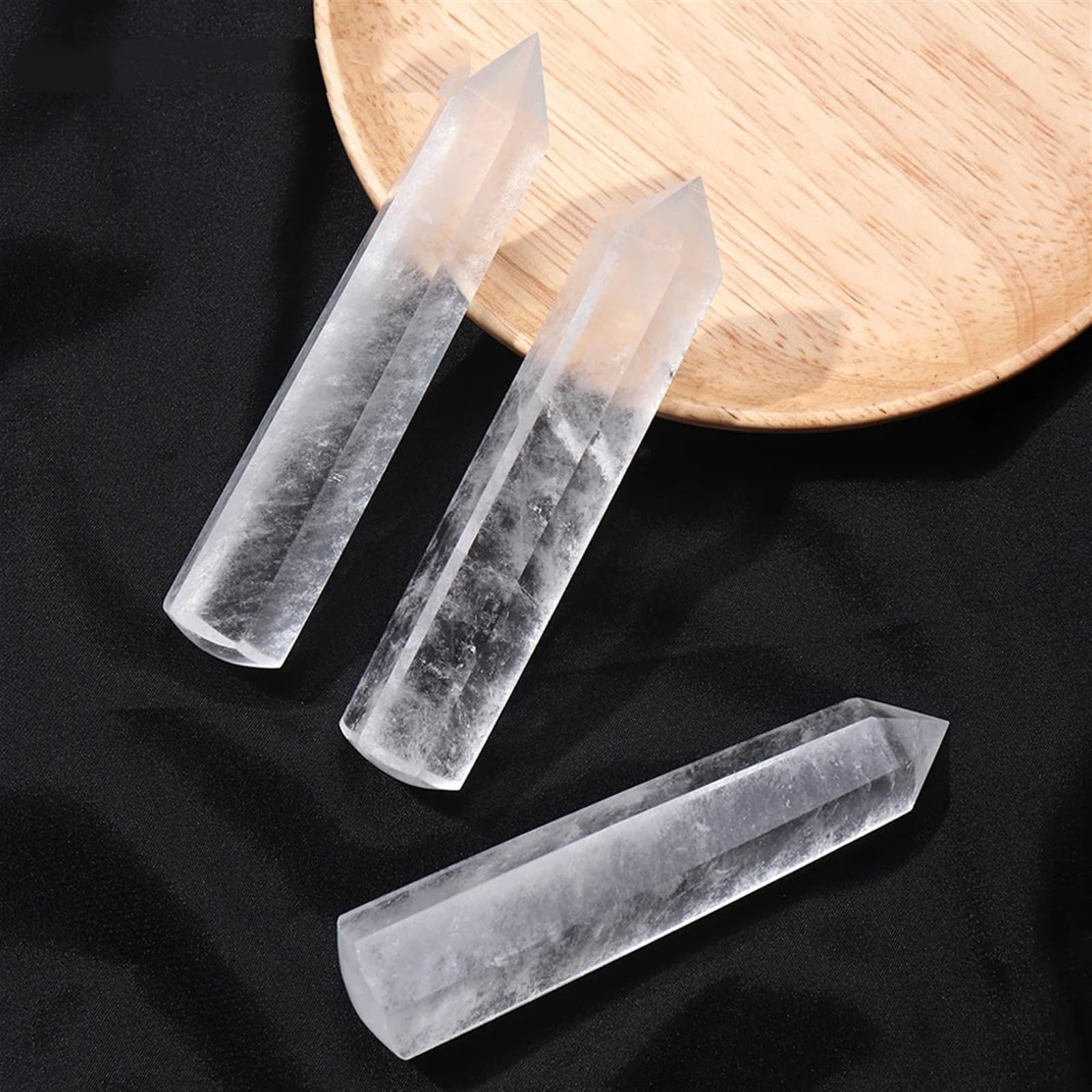 Kristallornamente Natürlicher heilender weißer Kristall, klarer Quarz, einzelne spitze Säule, runder Boden, polierte Edelsteine, Turm, Meditation, Heimdekoration Wunderschöner Kristall