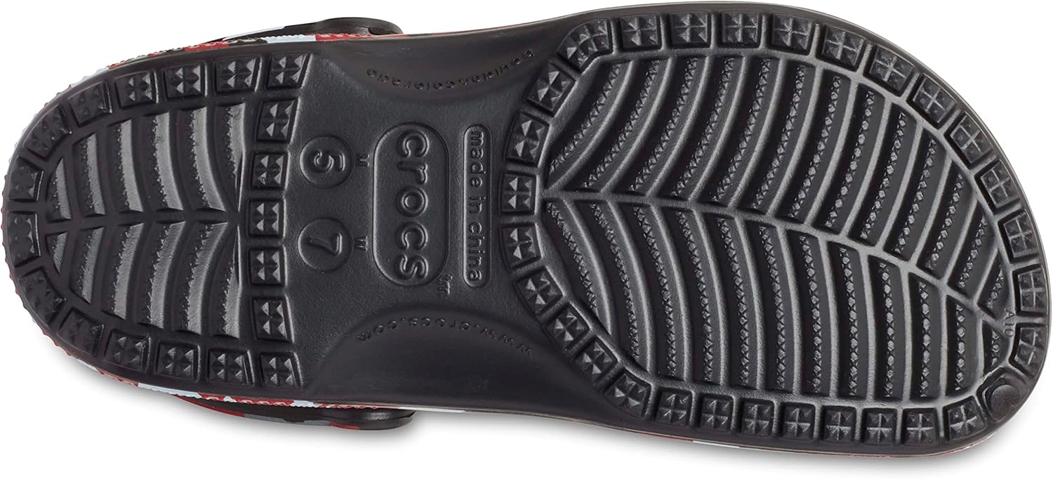 Crocs Unisex-Adult Classic Camo Clogs, Black/Red, 5 Men/7 Women - Image 3