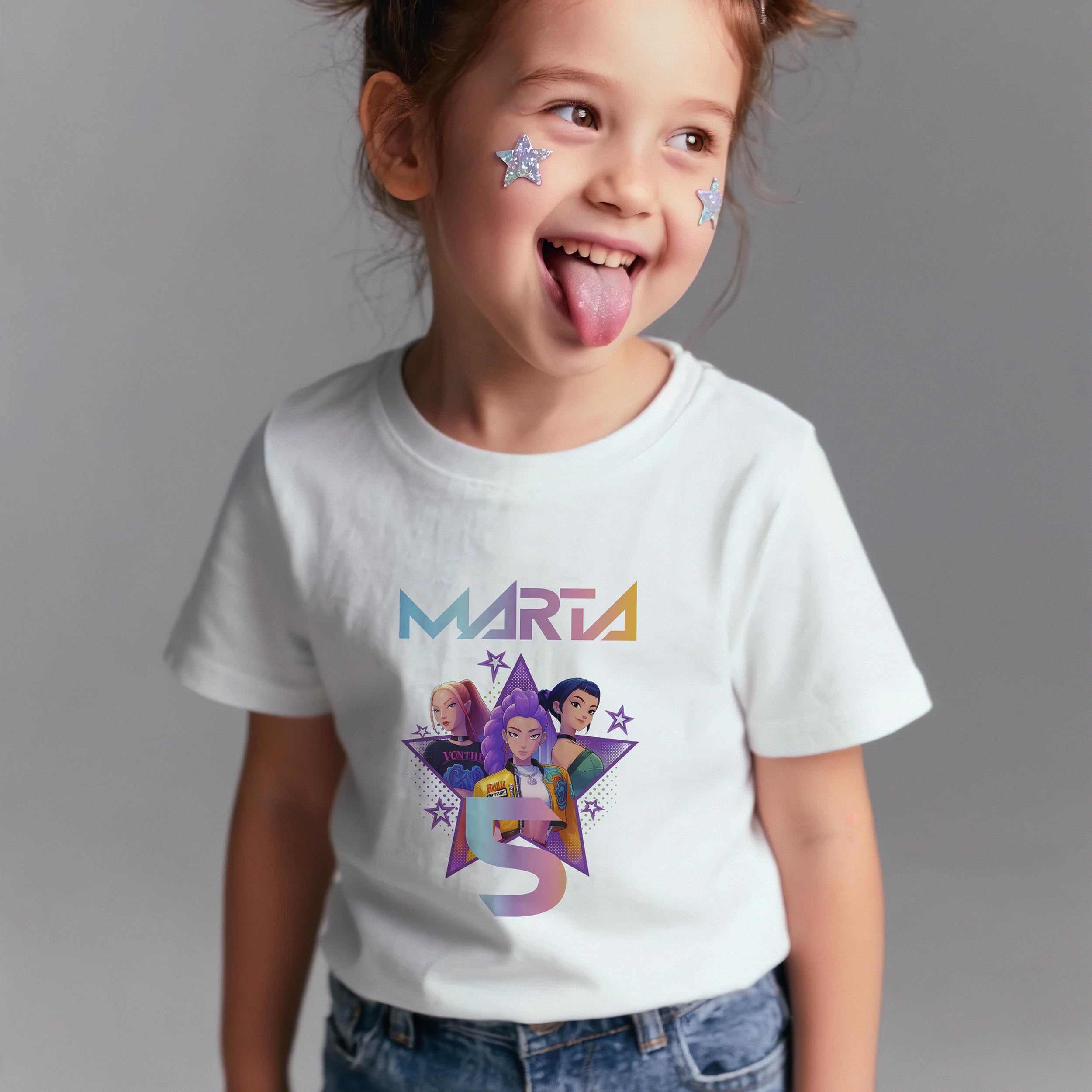 Camiseta Cumpleaños KPOP Personalizada Nombre y Edad con Topper Aniversario Pastel Regalo Fiesta Huntrix Sajaboys Niños Niñas Unisex Infantil sudadera
