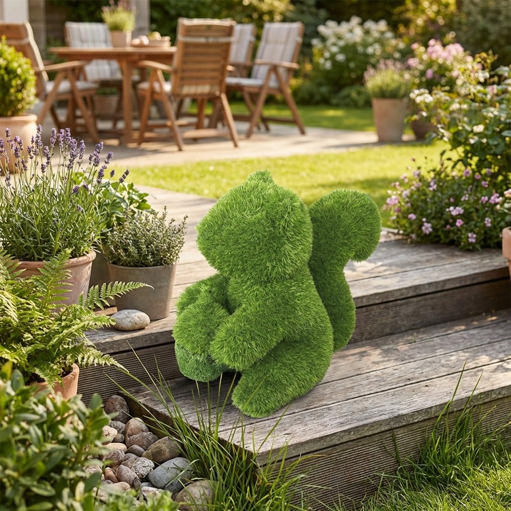 Suinga Figura di erba artificiale scoiattolo 30x58x50 cm per decorazione | Ideale per giardino, terrazza e casa
