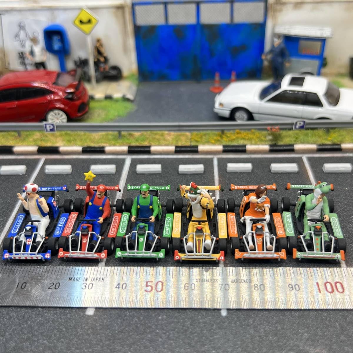 Amazon | 1/64 スケール カートに乗るコスプレイヤー 6人セット 
