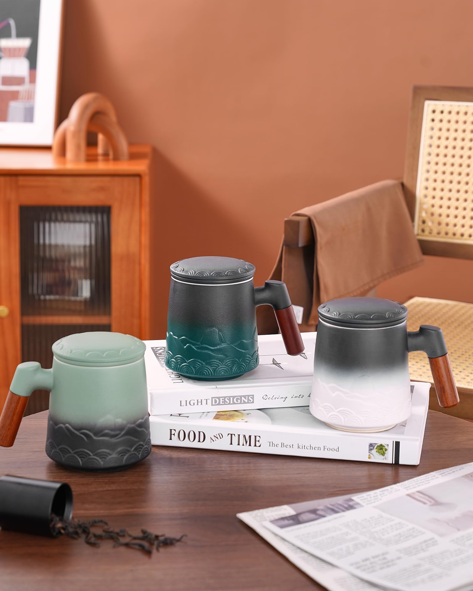 ZENS Taza de té con infusor y tapa, 500 ml - Taza de cerámica con relieve para té de hojas, mango de madera - Taza con filtro para amantes del té, blanco y negro