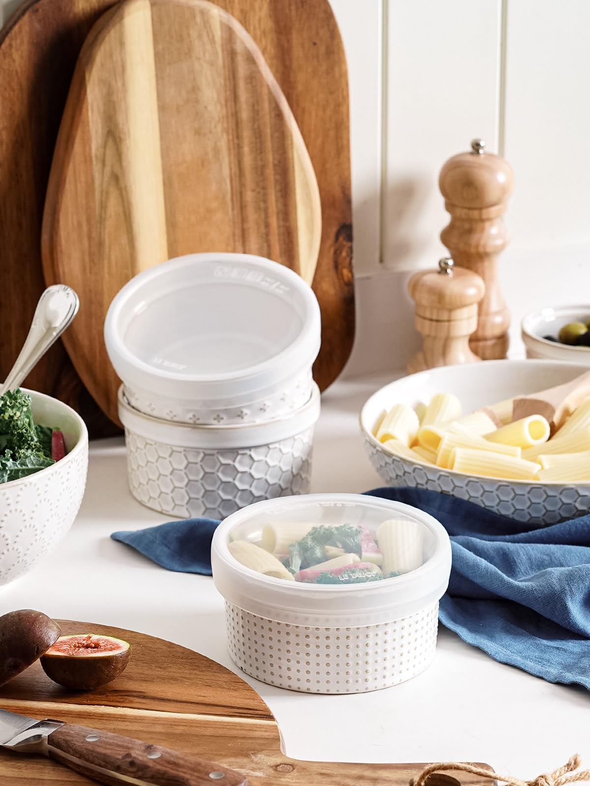 LE TAUCI Ramekins con tapas, juego de ramikin de 12 onzas para crema brulee, souffle, salsa de inmersión, recipiente de cerámica para almacenamiento de alimentos, 5 pulgadas, juego de 4, blanco ártico