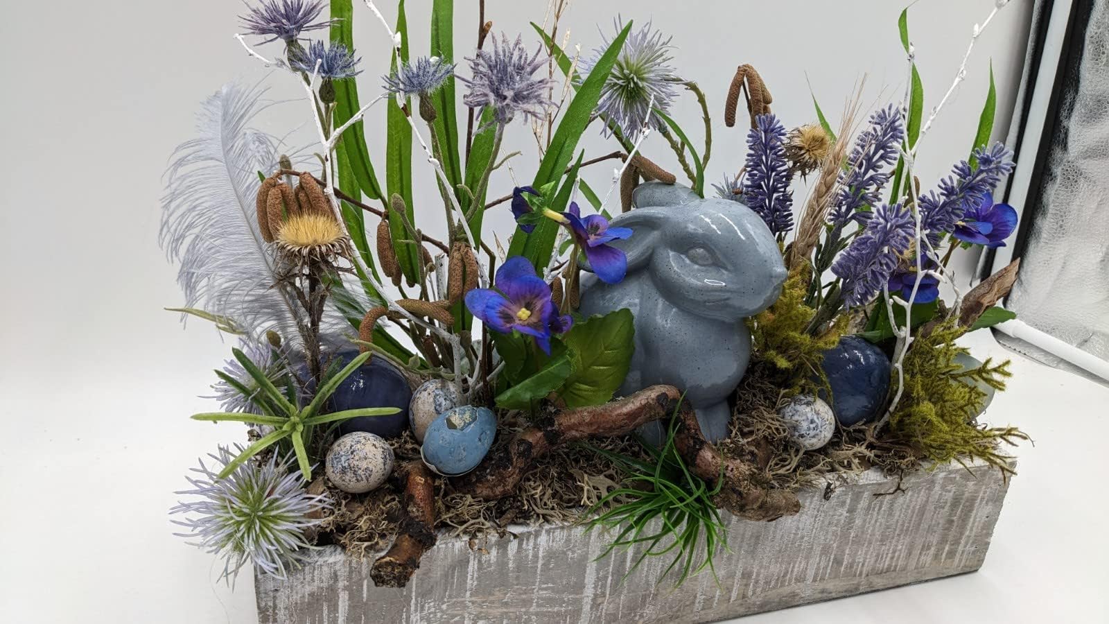 Ostergesteck Frühlingsgesteck Hase Lavendel Eier Distel blau grün