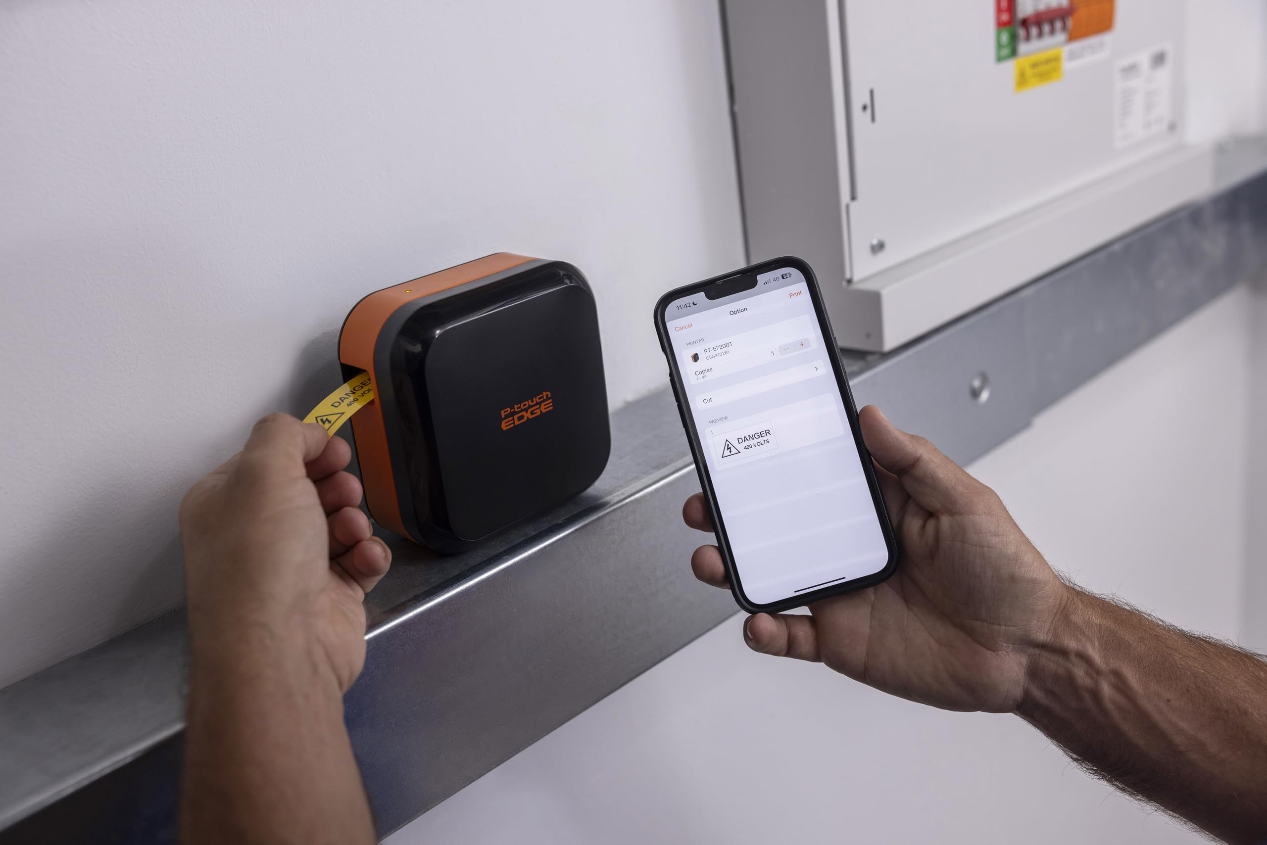 Brother PT-E720BT Stampante per etichette industriale portatile, Bluetooth®, Pro Label Tool App per formati industriali, accessori vivavoce opzionali, batteria ricaricabile, etichette durevoli fino a