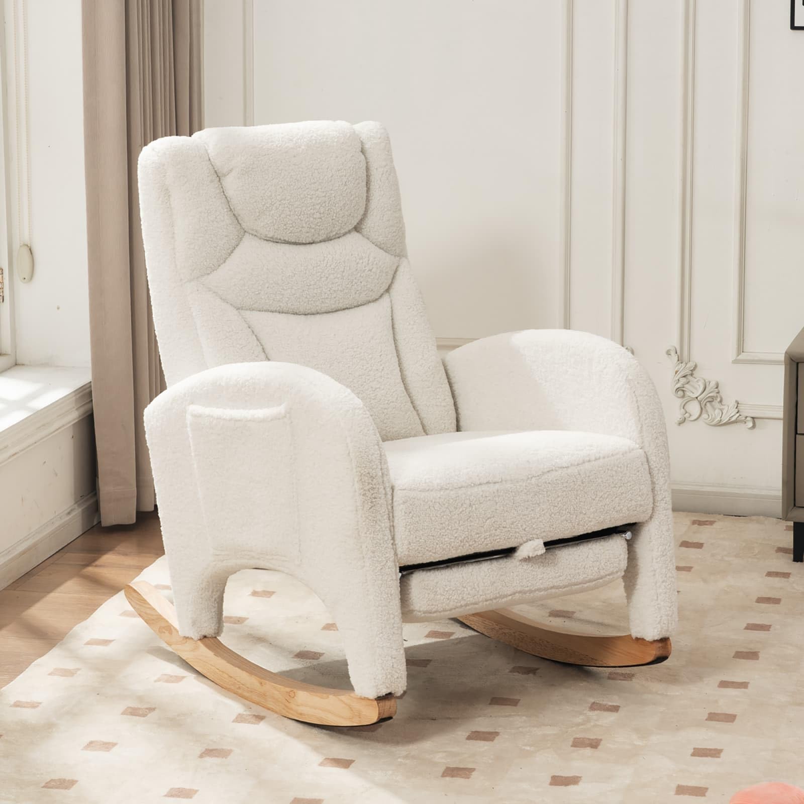 KOMHTOM Fauteuil à Bascule avec Repose-Pieds Escamotable, Fauteuil de Salon avec Structure en Bois et Poche de Rangement Latérale, Tissu Peluche Teddy (Blanc)