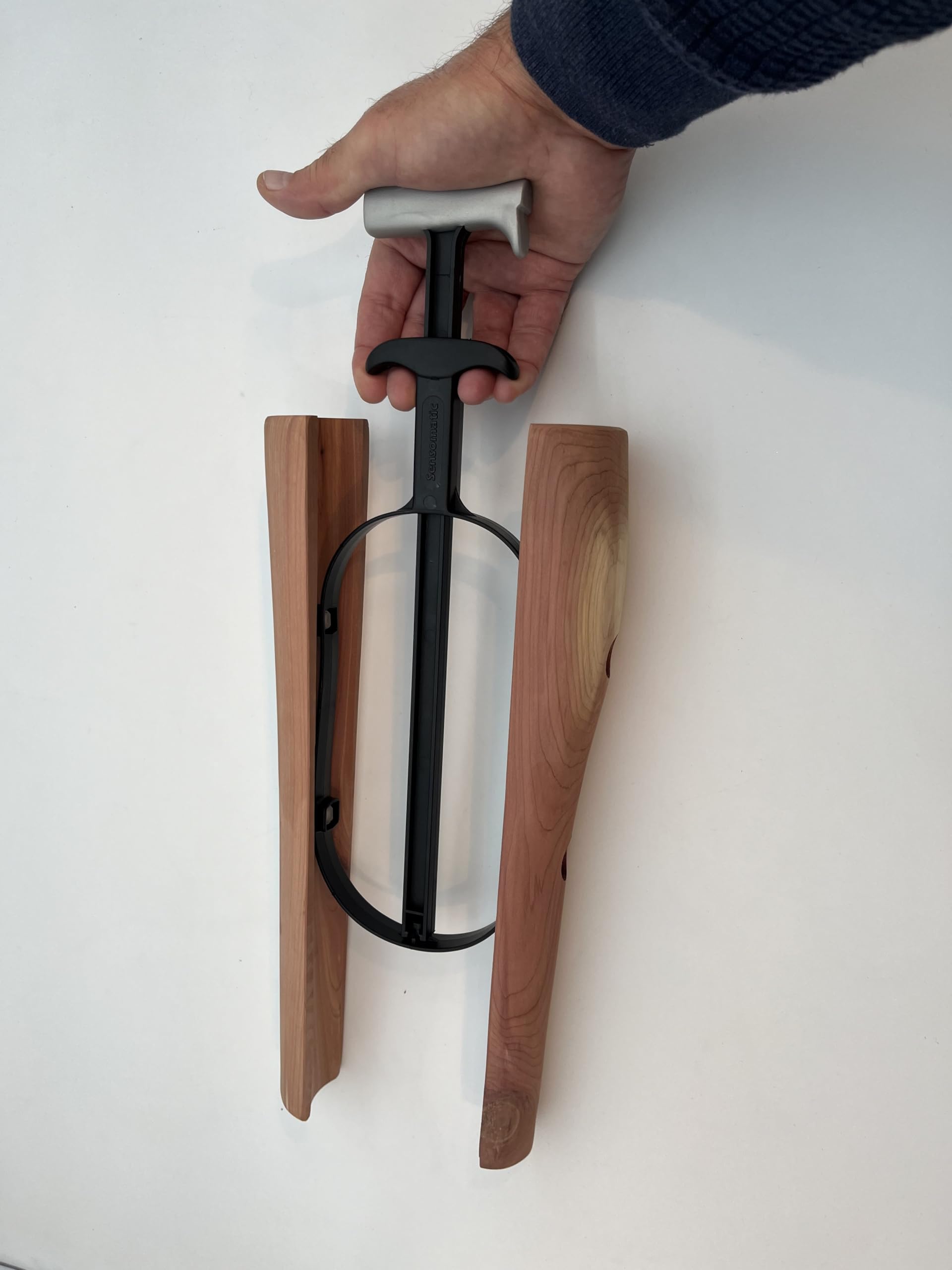 DELFA - Tendistivali in legno di cedro, lunghezza 35 cm, meccanica innovativa, forma esclusiva con nome personalizzato