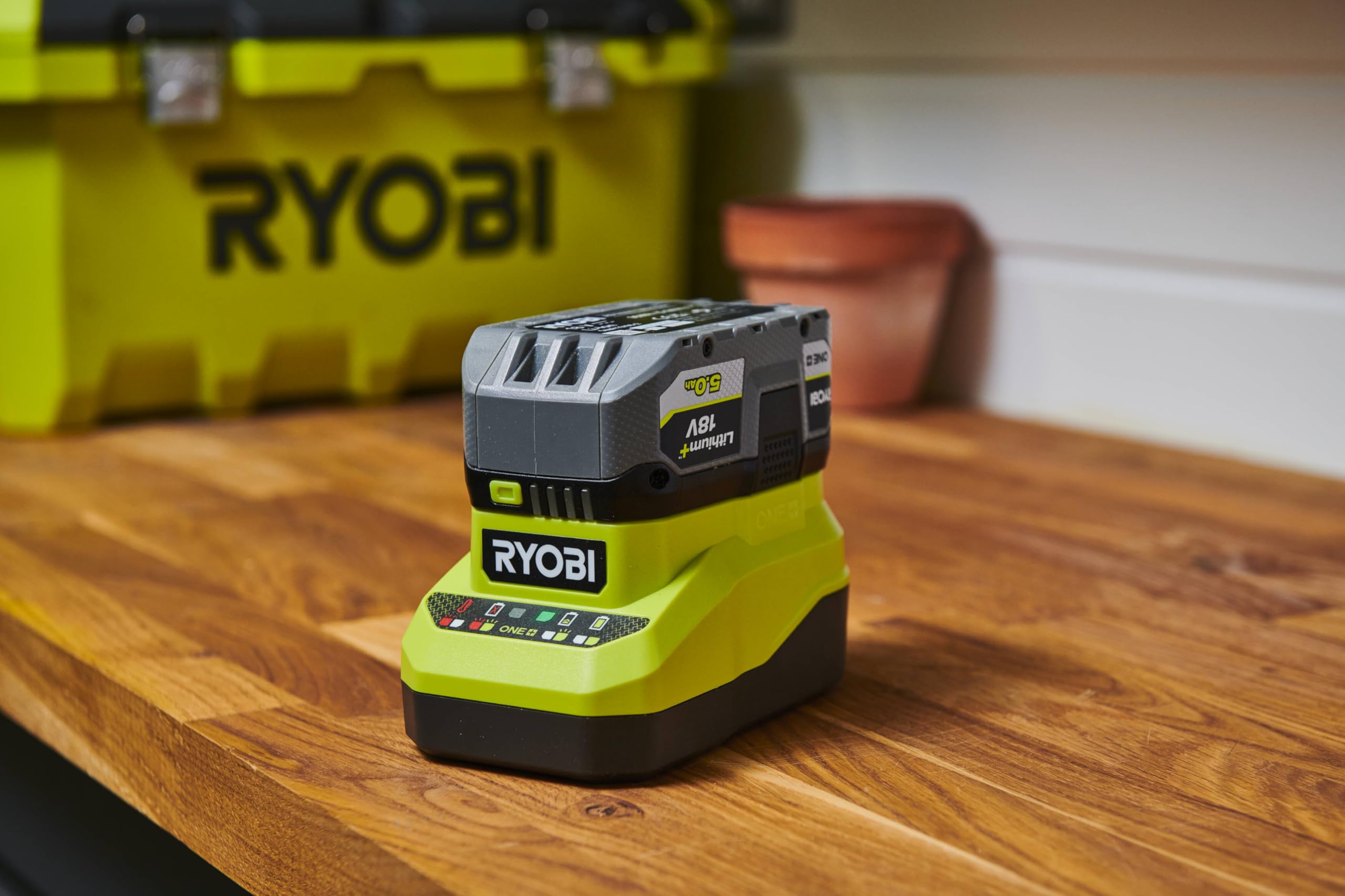 Ryobi Kit Batteria e Caricabatterie Originali 18V ONE+ 5,0Ah Lithium+ con Caricatore 2,0A, Indicatore LED, Tecnologia IntelliCell, Compatibile con Oltre 200 Utensili, RC18120A-150G