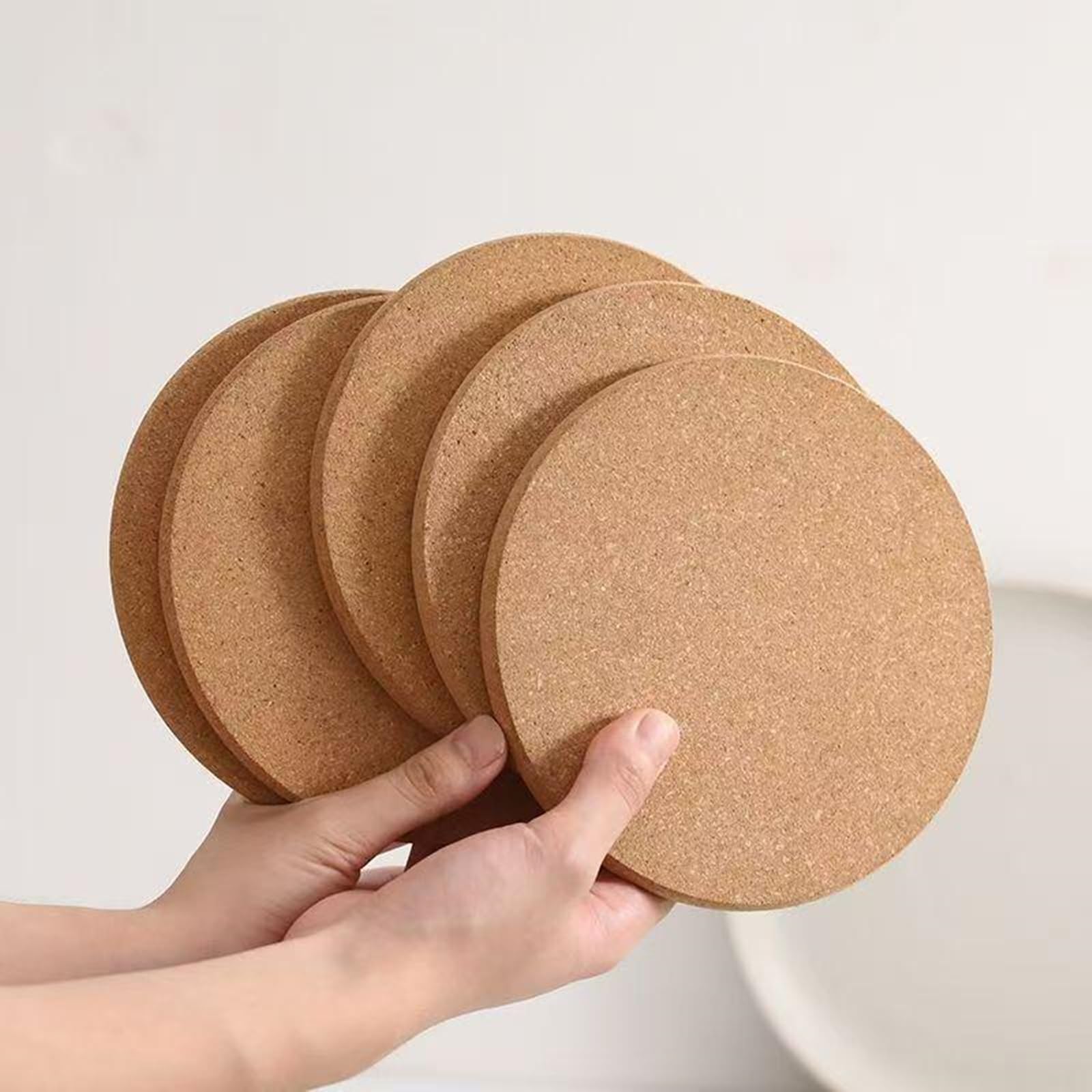 Paquete de 50 posavasos de corcho absorbentes, posavasos de borde redondo de 4 pulgadas para bebidas, posavasos lisos extra gruesos grabados en oficina, hogar o cabaña, 1/5 pulgadas de grosor