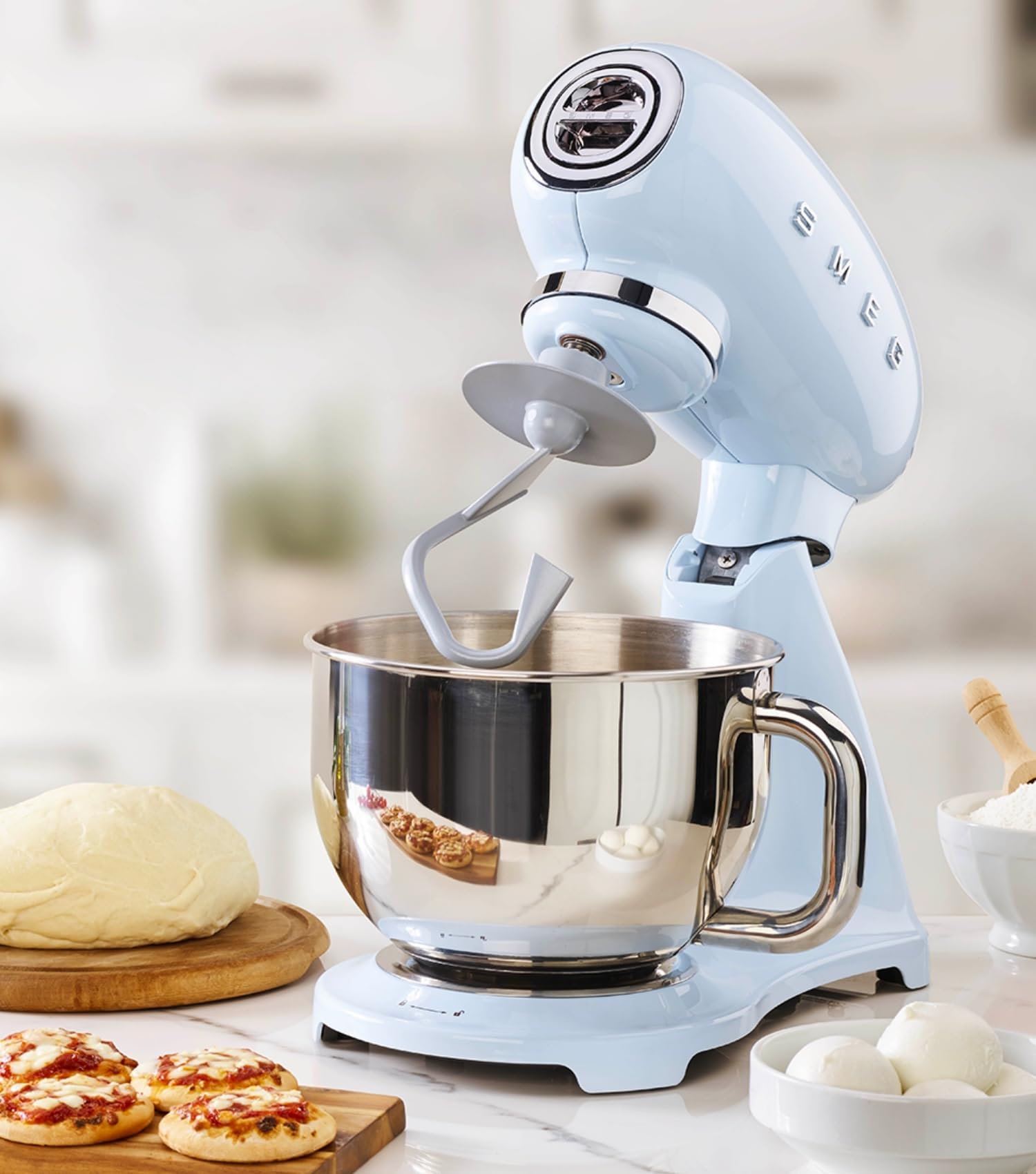 Smeg, Robot Pâtissier SMF03CREU, 10 Niveaux de Vitesse, Fonction Mise en Marche Progressive, Bol 4,8 L, Verrouillage Moteur de Sécurité, 3 Batteurs, Crochet et Couvercle Fournis, 800W, Crème