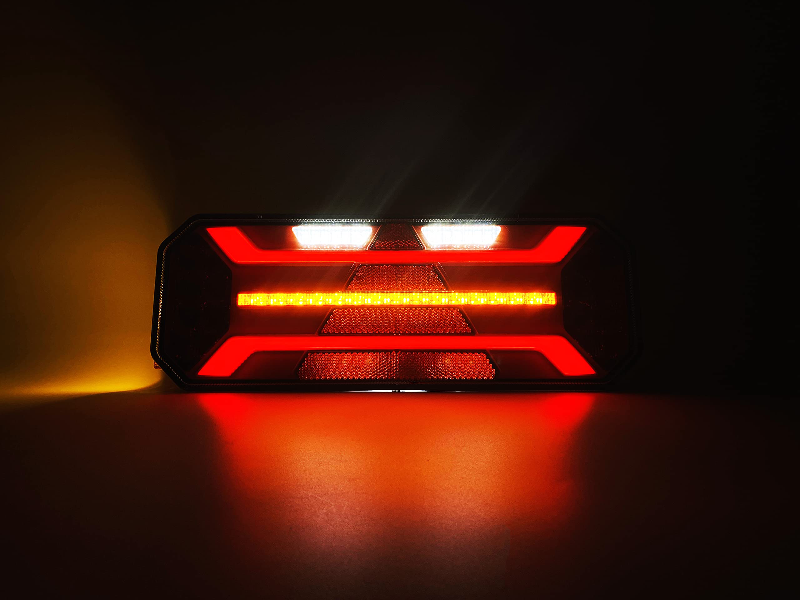 PILOTO LED 7 FUNCIONES TRIÁNGULO INTEGRADO INTERMITENTE DINÁMICO CON LUZ MATRÍCULA 12V 24V HOMOLOGADO (LadoIzquierdo)