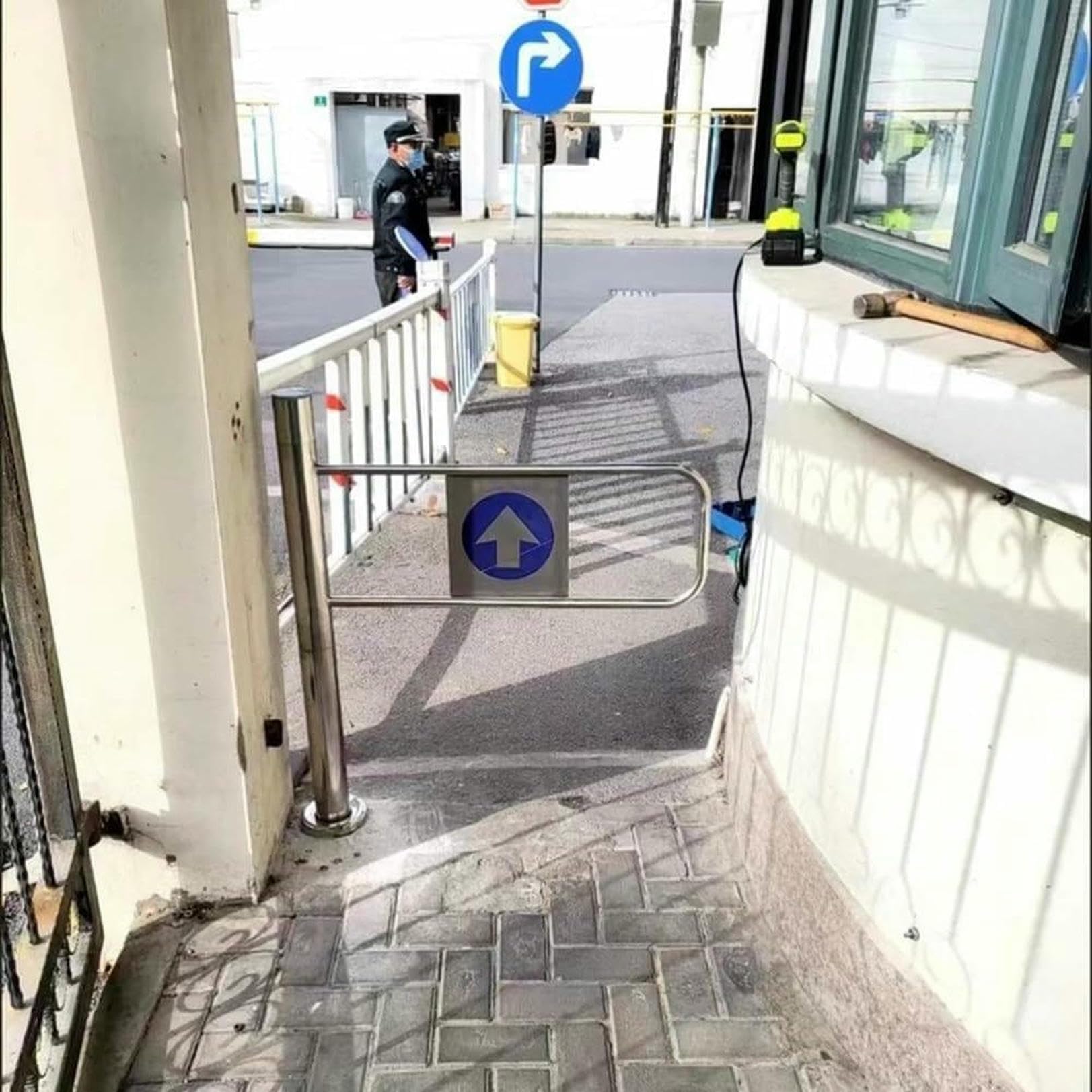 Sprężynowa bariera bezpieczeństwa metalowa ogrodowa brama dla pieszych do ścieżki i wejścia na rynek jednokierunkowa bramka bezpieczeństwa dla bezpiecznego użytku dla pieszych