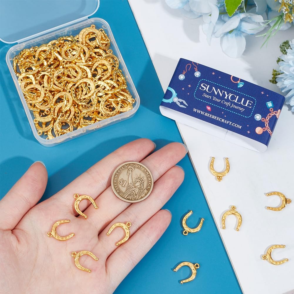 Privjesci u obliku potkova izbliza