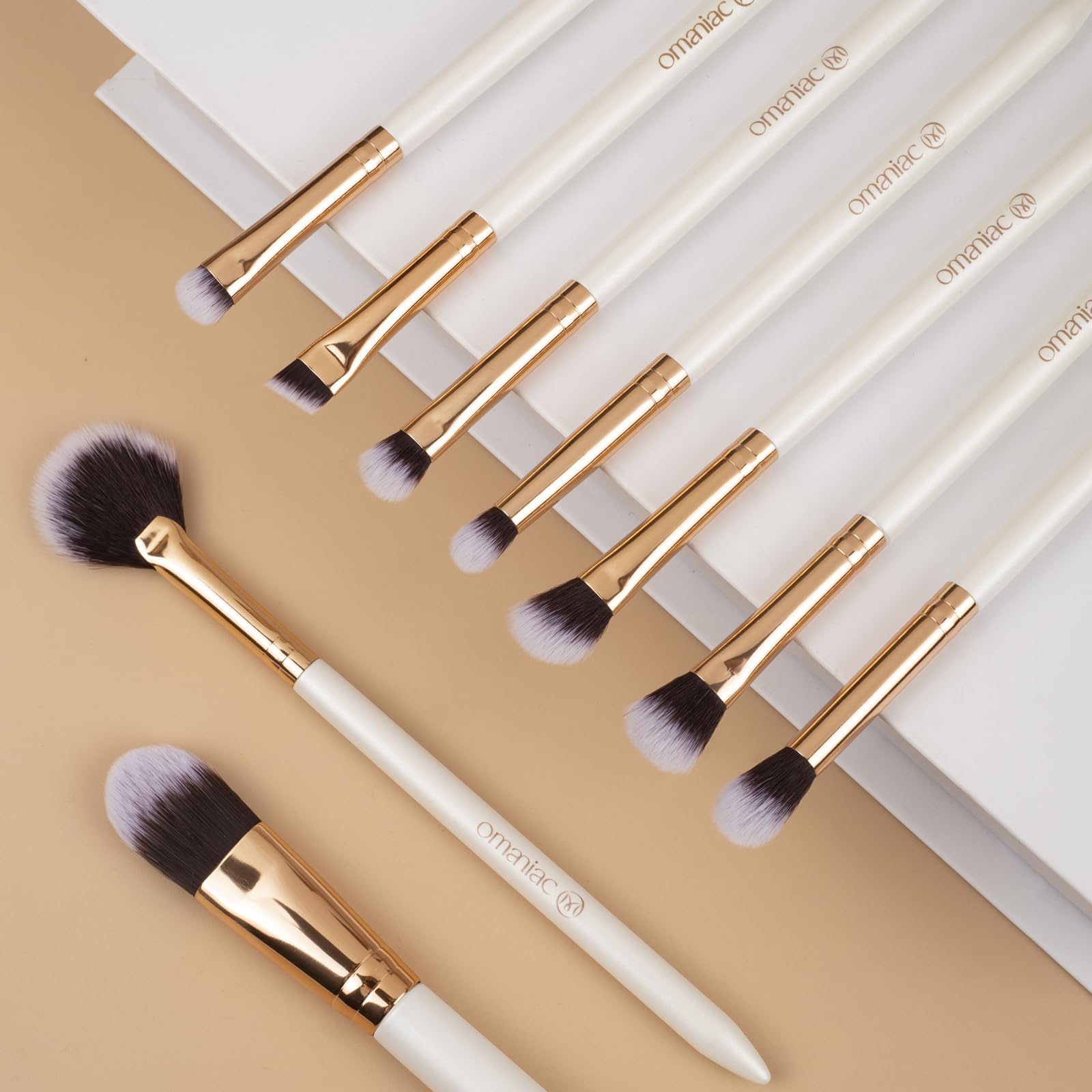 OMANIAC Juego de 12 brochas de maquillaje, de alta calidad, hechas de fibras sintéticas duraderas, pinceles de maquillaje profesionales para el día a día o de viaje (blanco)