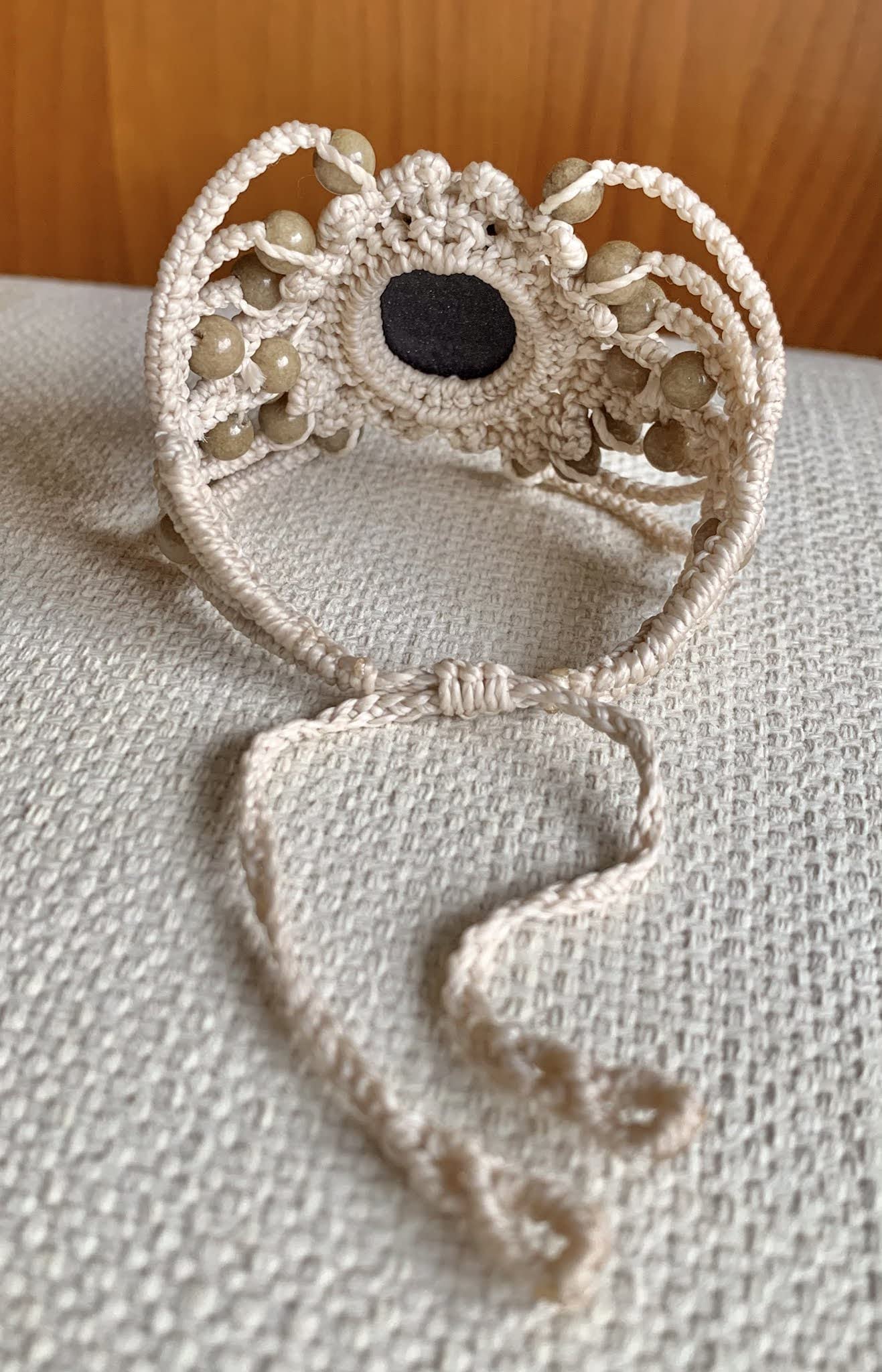 Brazalete macramé hecho a mano con hilo encerado y piedra blue sand engarzada