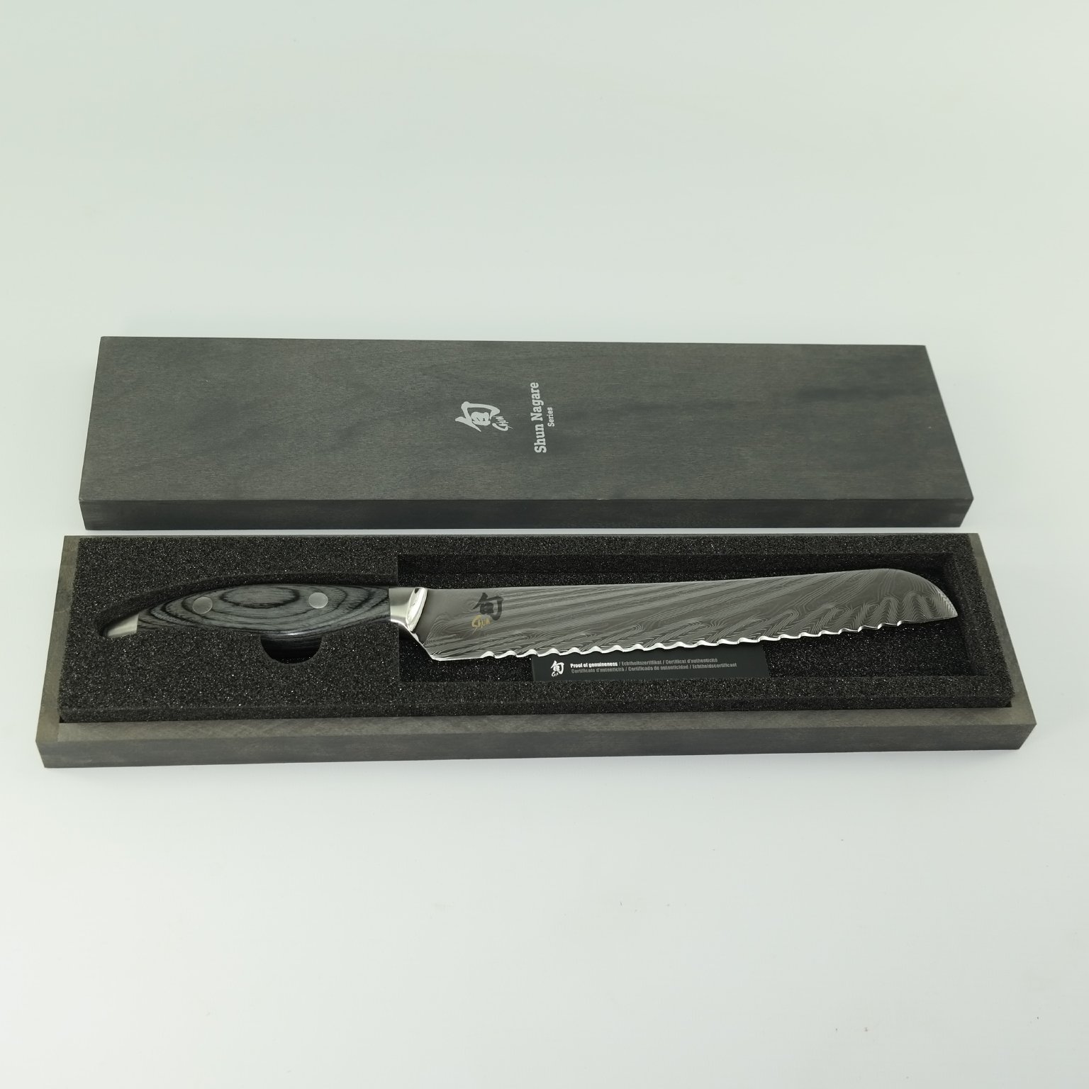 Palatina Werkstatt Kai Shun Nagare Set | NDC-0705 coltello da pane ultra affilato, lama 23 cm | + tagliere in legno di rovere 30 x 18 cm