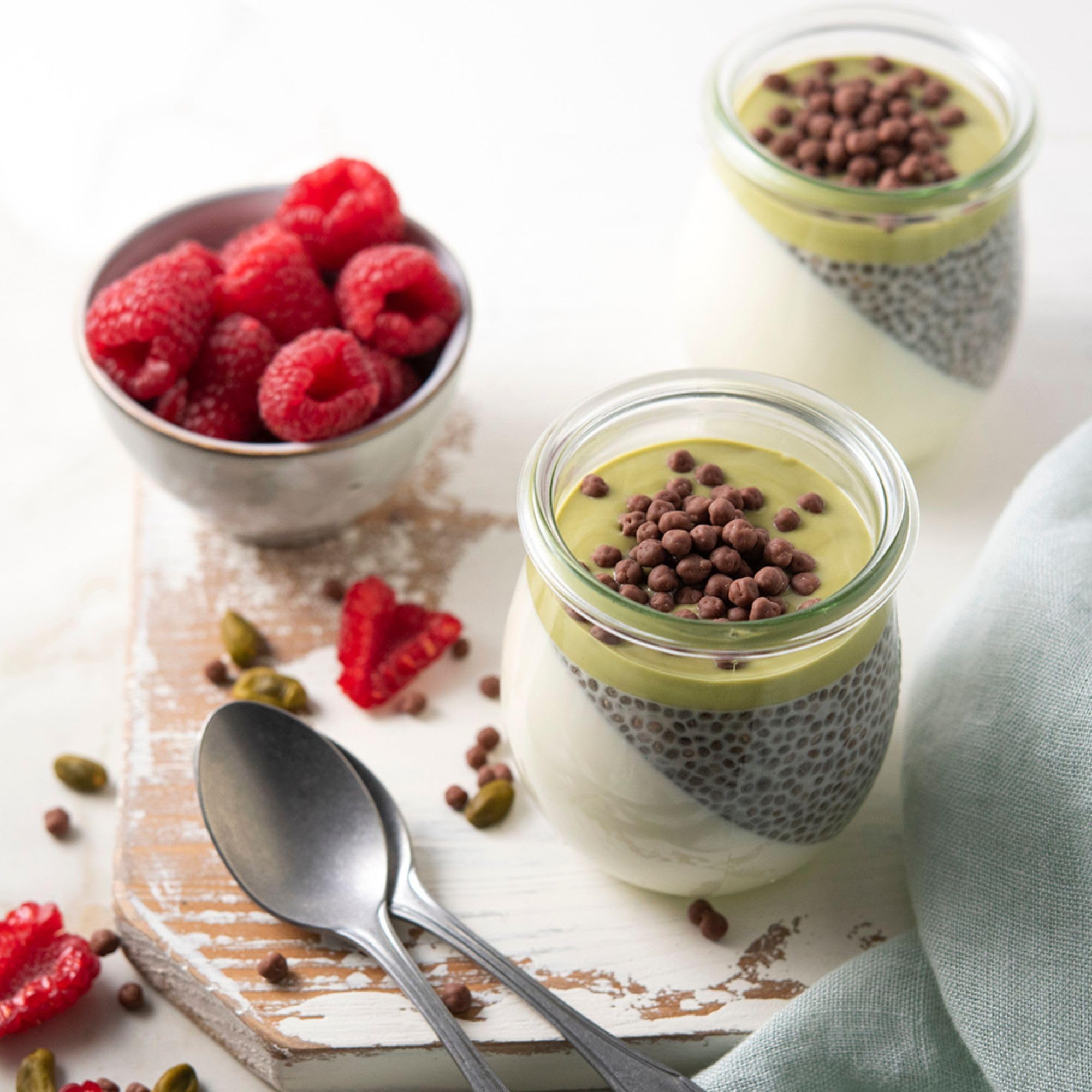 NESTLE DOCELLO Sauce Sensation Pistachio - Sauce Dessert Pistache - Forte Teneur en Pistache (12%) - Aide à la Pâtisserie, Topping, Nappage Gâteau, Coulis - Bouteille Squeeze - 750g (Lot de 2)