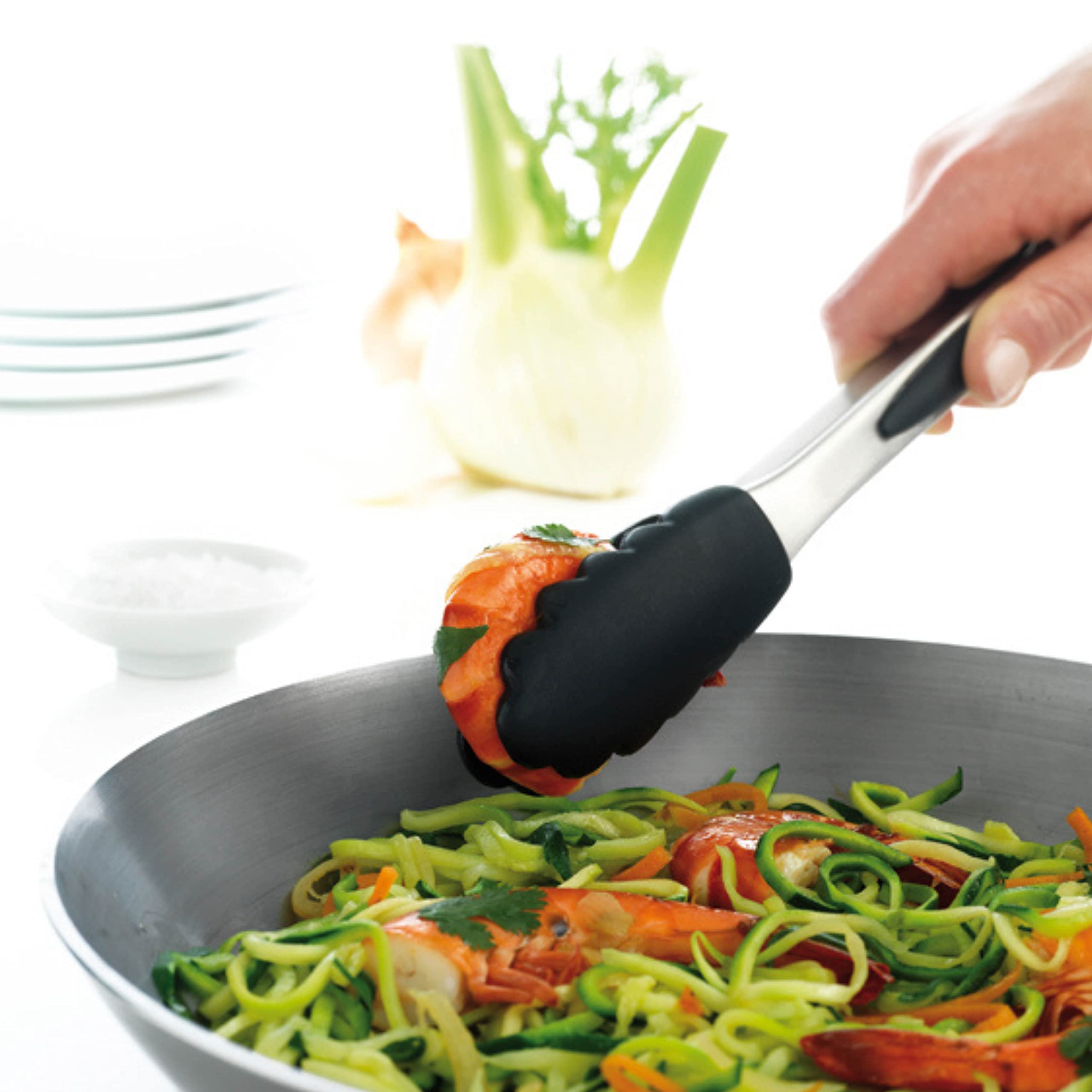 MASTRAD F16814 - Pinza multiuso da cucina con piedini antiscivolo e manico in acciaio inox, punte in silicone, non graffiano le casseruole, gancio di sospensione, colore: grigio