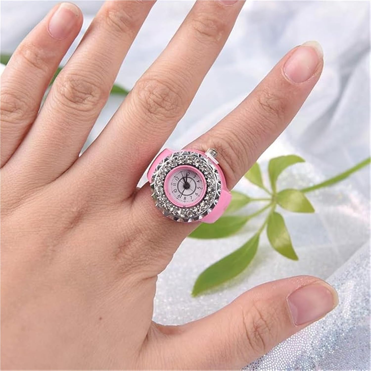 Ladies Diamond Ring Watch Round Ring for Women Finger Watch Metal Strass Elegant Decorative Quartz Fashion Watches Safe Zinc Alloy Material for Gift