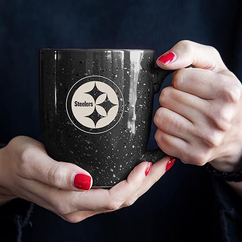 Miniatura 259 de Rico Industries, NFL Football - Taza de café de 16 oz de cerámica moteada, grabada con láser y de color de los equipos de fútbol americano de la NFL