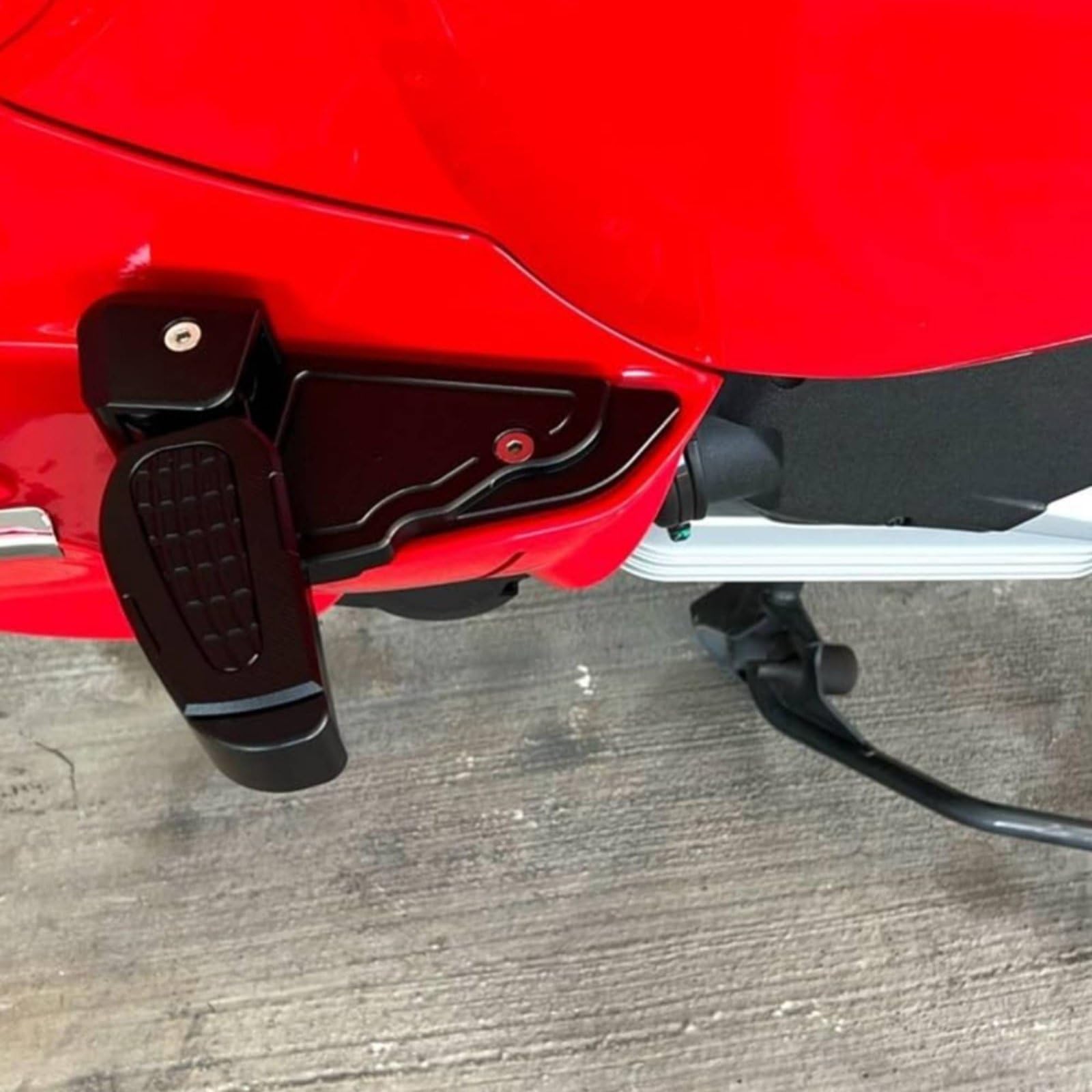 Poggiapiedi Pieghevole Struttura Robusta Pedana Posteriore Poggiapiedi Passeggero Alluminio Leggero Funzione Ribaltabile Adatto a Viaggi Brevi Passeggeri Tragitti Cittadini, Black-titanium