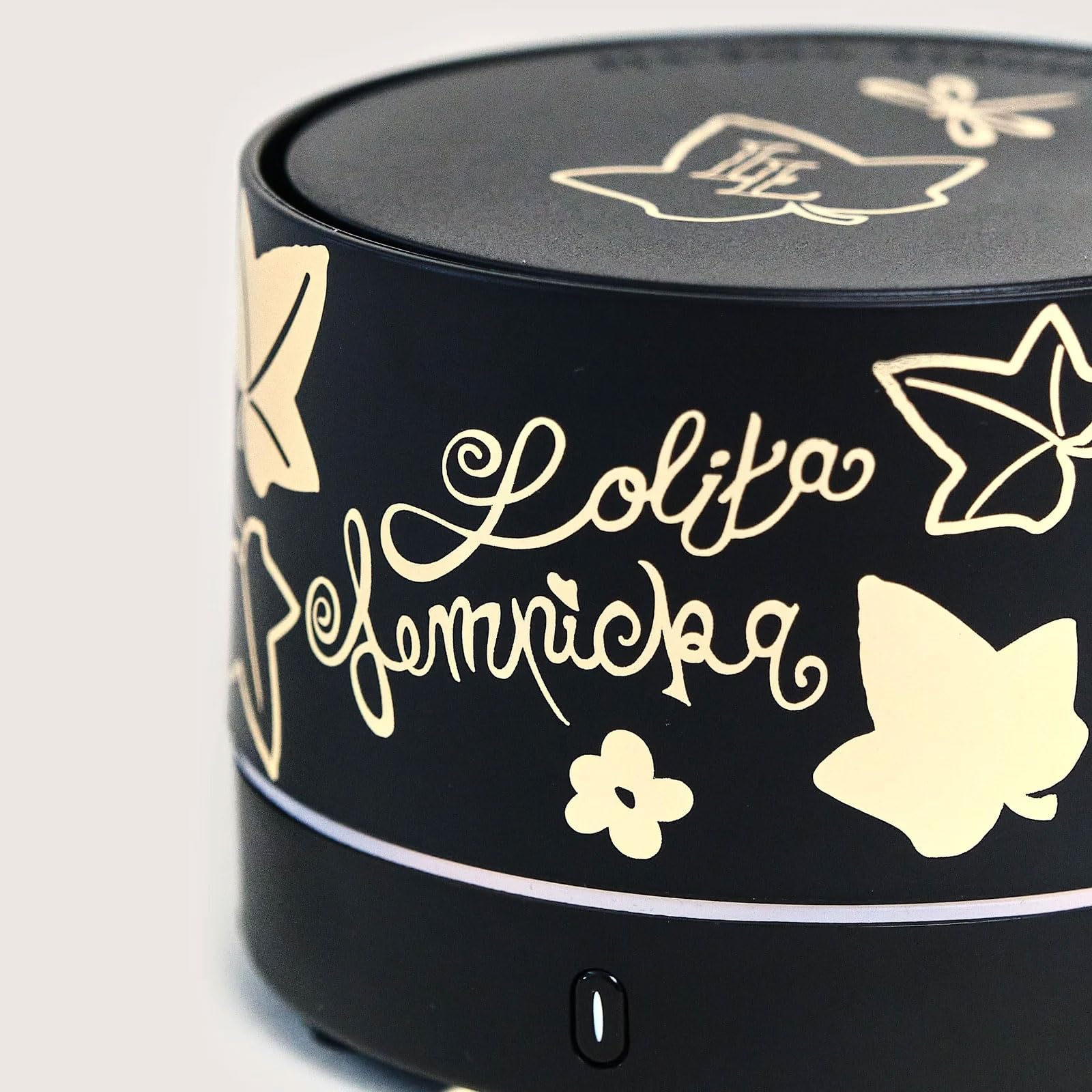 Lampe Berger - Diffusore Elettrico NOMADE Ricaricabile- Con Piastrina in Ceramica Profumata, Funzione Wireless per un Comodo Utilizzo anche Fuori Casa (Lolita Lempika Nero)
