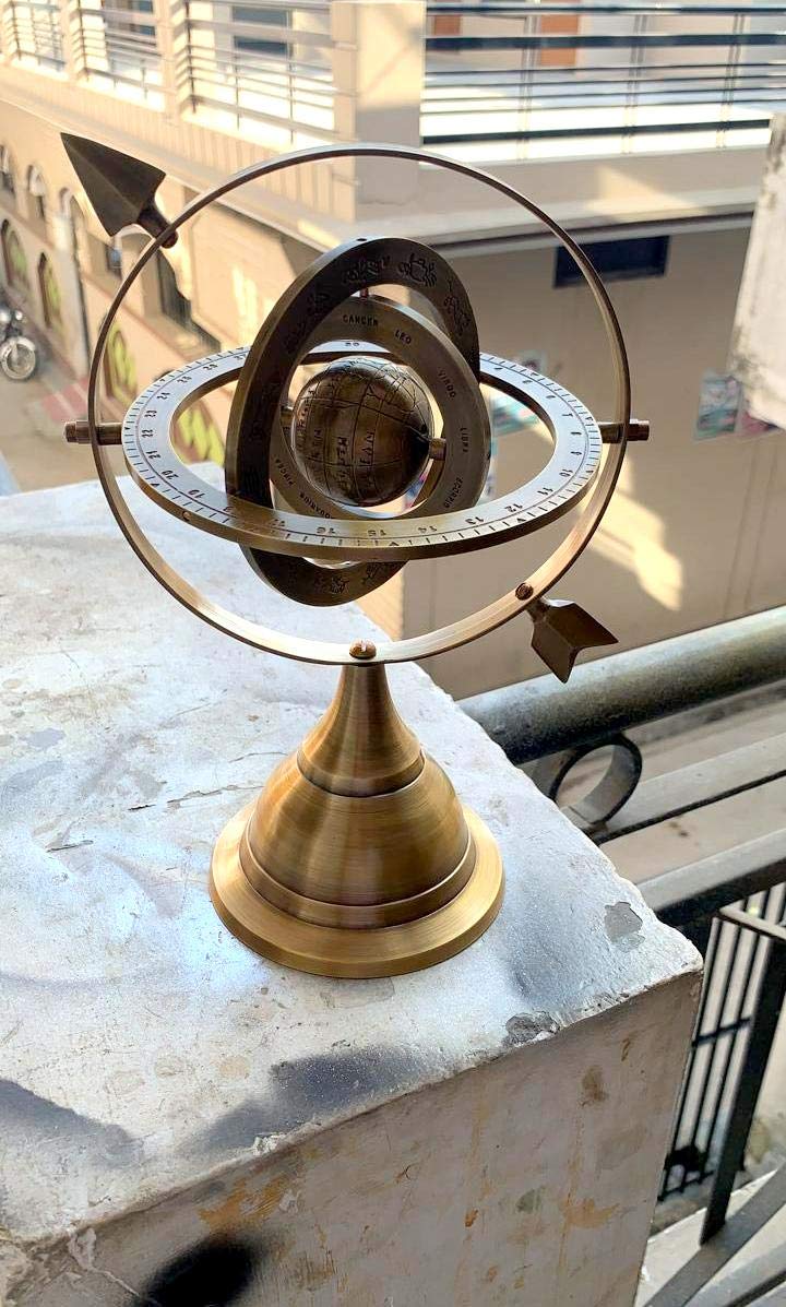 Globo grabado de esfera armada de latón antiguo de 10 pulgadas con flecha náutica marítima
