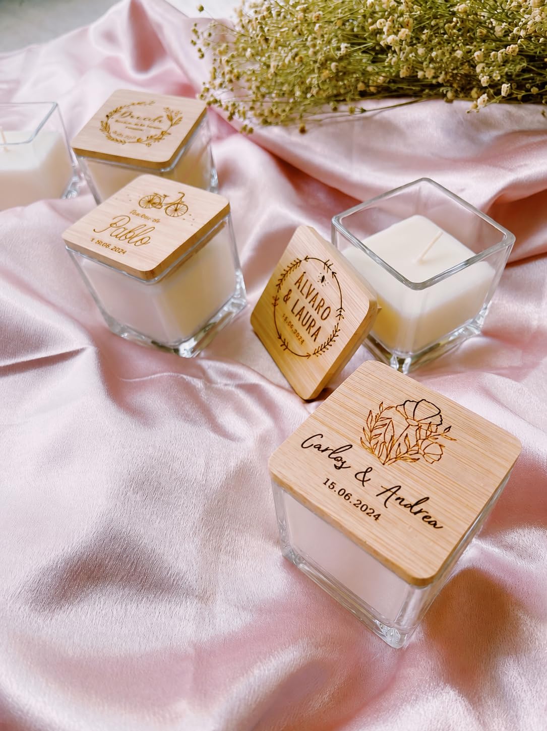 MONAMI - Pack 10 Velas personalizadas en cristal y tapa de bambú cuadrada. Detalle ideal para boda, bautizo o comunión. Vela aromática de vainilla. Varios modelos a elegir.