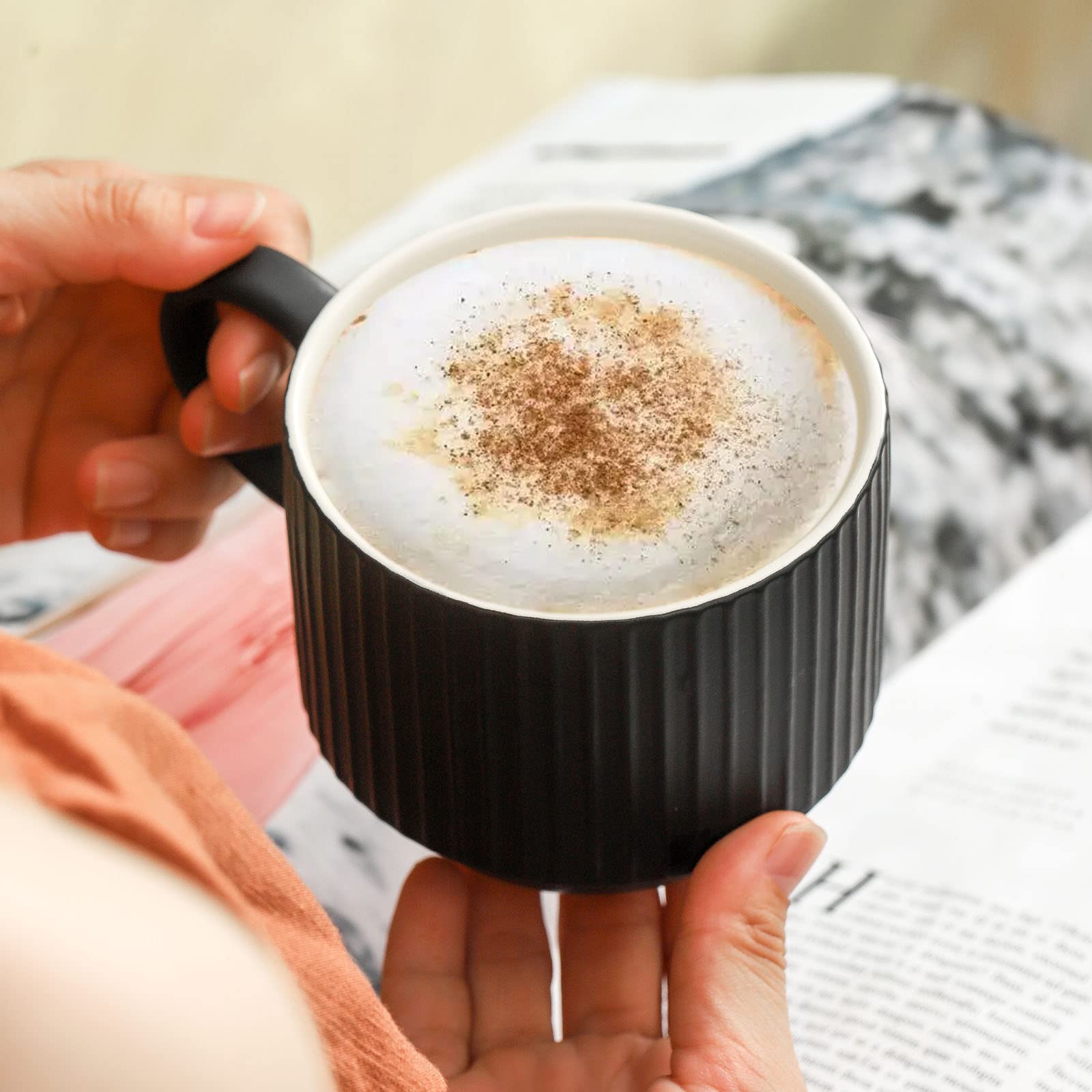 Hasense Kaffeetassen aus Keramik, 4-teiliges Set mit Ständer, stapelbar, groß, Porzellan, gerippt, für Cappuccino, Tee, heißen Kakao, Getränke, spülmaschinen- und mikrowellengeeignet, Schwarz