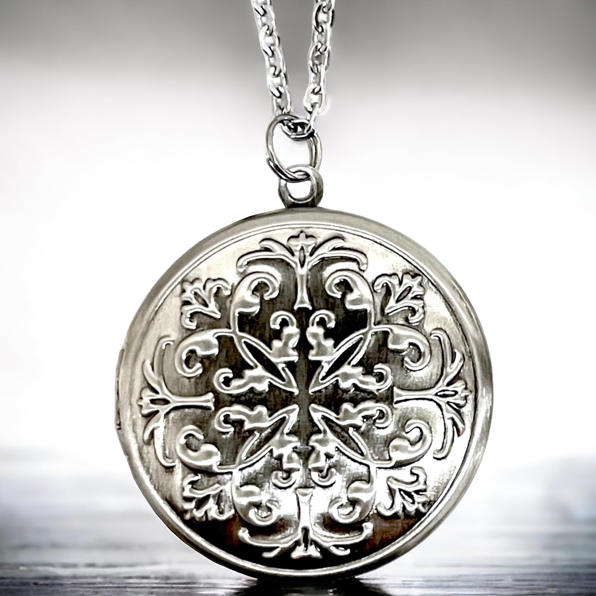 MadamLili - Personalisierbare Kette Foto Medaillon Amulett Aufklappbar - Kostenloser Fotoservice - Alt Silber Optik - Kette 70cm - Handgefertigt - Gravur Schmuck - Namenskette - Exklusive Schmuckbox