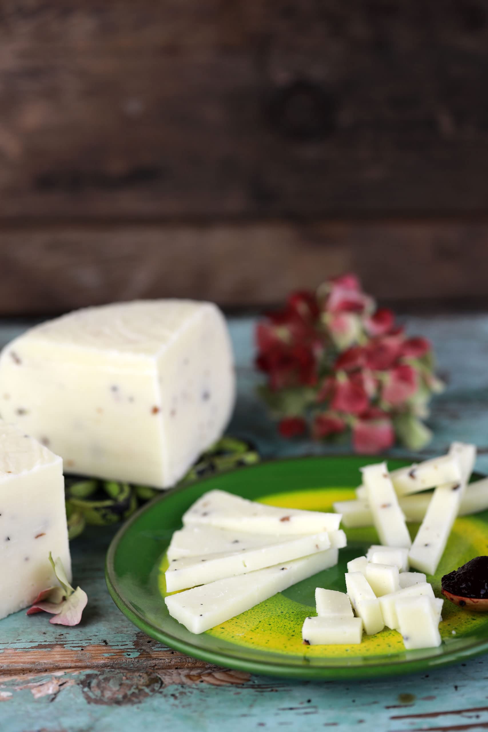Pecorino al Tartufo | trancio sottovuoto da 0,3 kg | formaggio artigianale toscano | Salumificio Artigianale Gombitelli - Toscana