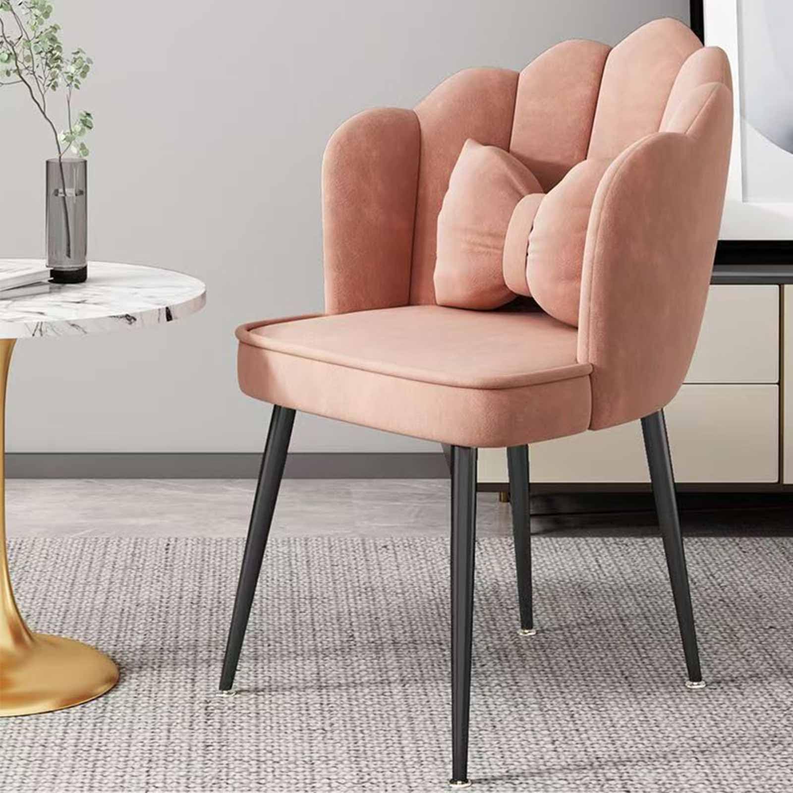 Fauteuil tonneau en velours raffiné rose aux finitions métalliques