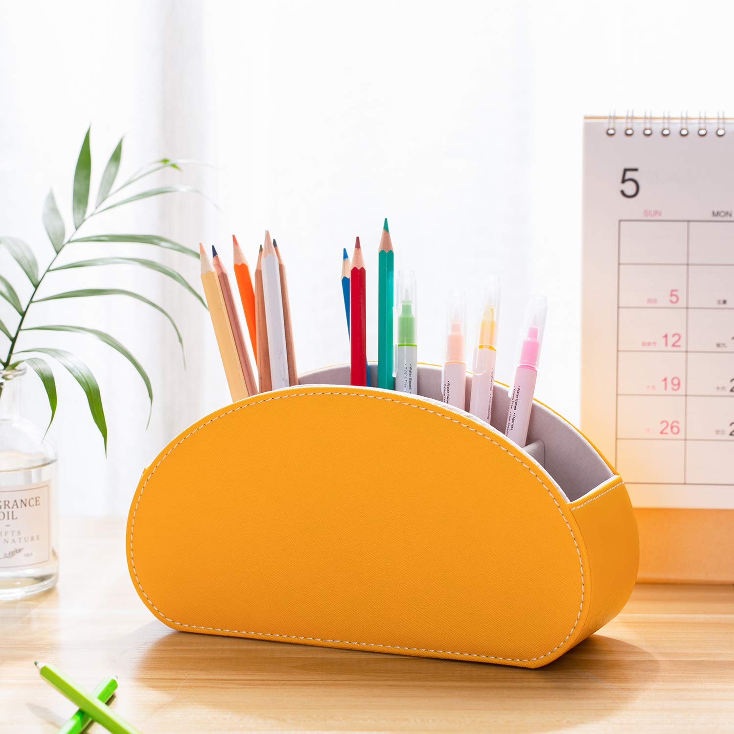 Amazon｜リモコンラック PUレザー リモコン収納 テーブル 5格仕切り リモコンスタンド おしゃれ 防水 多機能収納ボックス 文房具  卓上小物｜リモコンラック オンライン通販