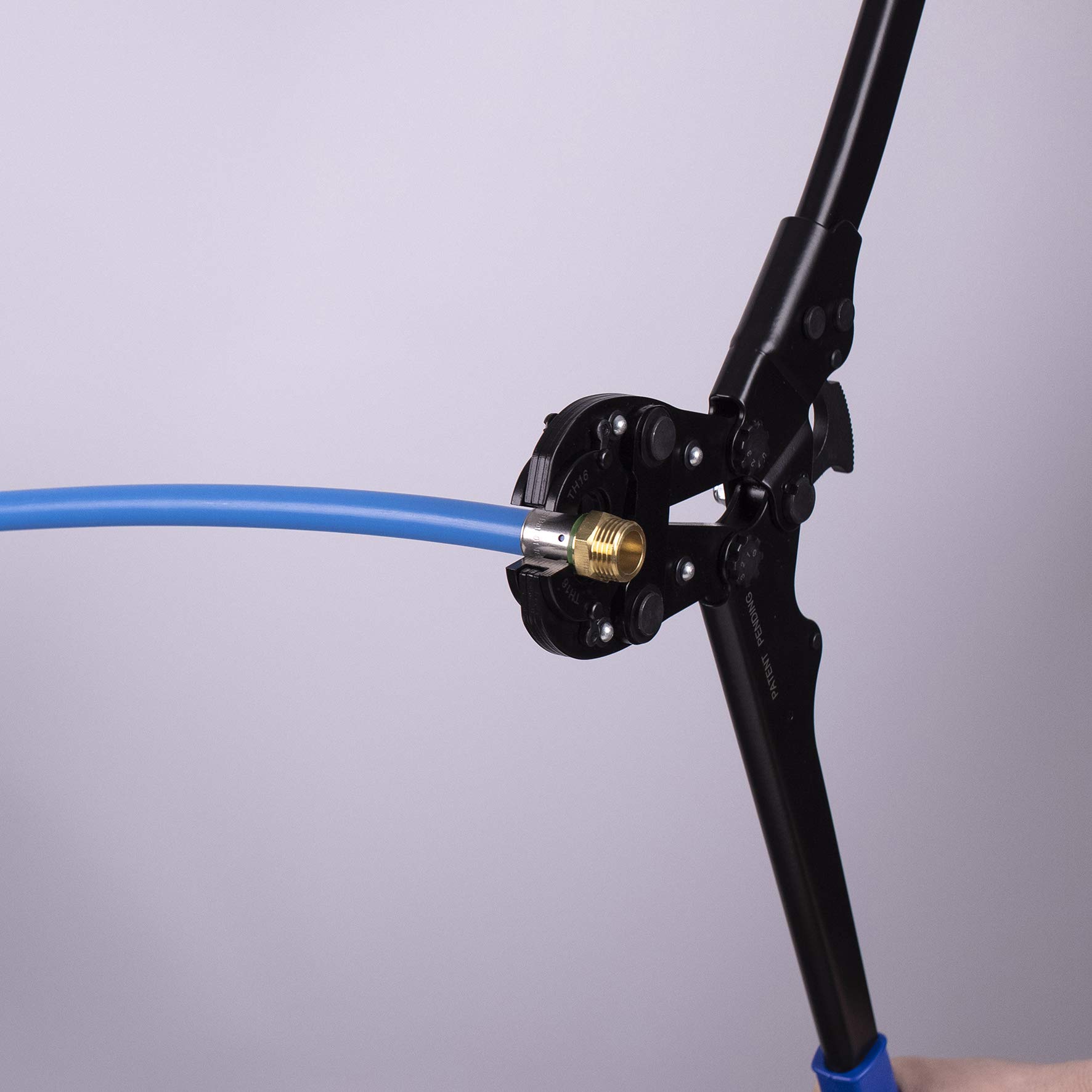 Set con pinza di pressatura manuale + 4 ganasce | Profilo TH Ø12-16-20-26 mm | Sistema a cricchetto per una pressatura precisa | Resistente e durevole | Valigetta robusta | QUICK PLOMBERIE