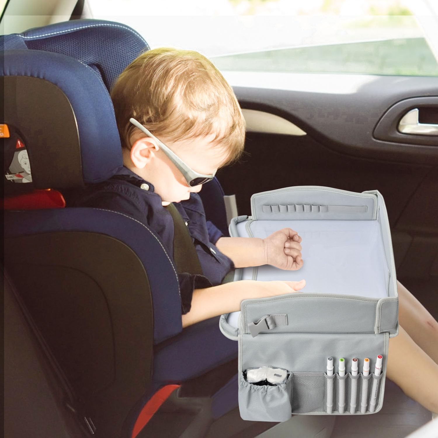 Tavolino viaggio bambini, vassoio ginocchia auto – tavolo gioco/sedile posteriore, aereo, treno, pranzo – superficie lavabile, supporto tablet, porta penne, tasche, verde – di KD Essentials