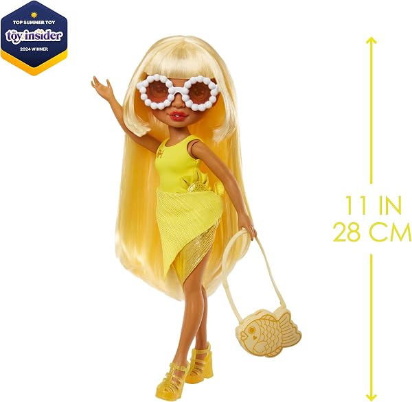 RAINBOW HIGH RAINBOW HIGH Swim & Style - Sunny (Yellow) - 28 cm Doll with Shimmering Pareo to Wear More than 10 Ways - Swimsuit, Sandals, Accessories - Toy for Kids - For Ages 4-12 in use