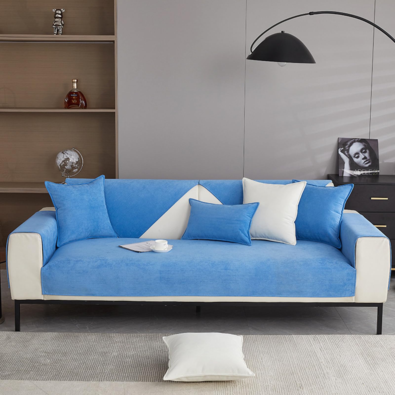 Housse de canapé velours bleu pour un salon cosy et chat