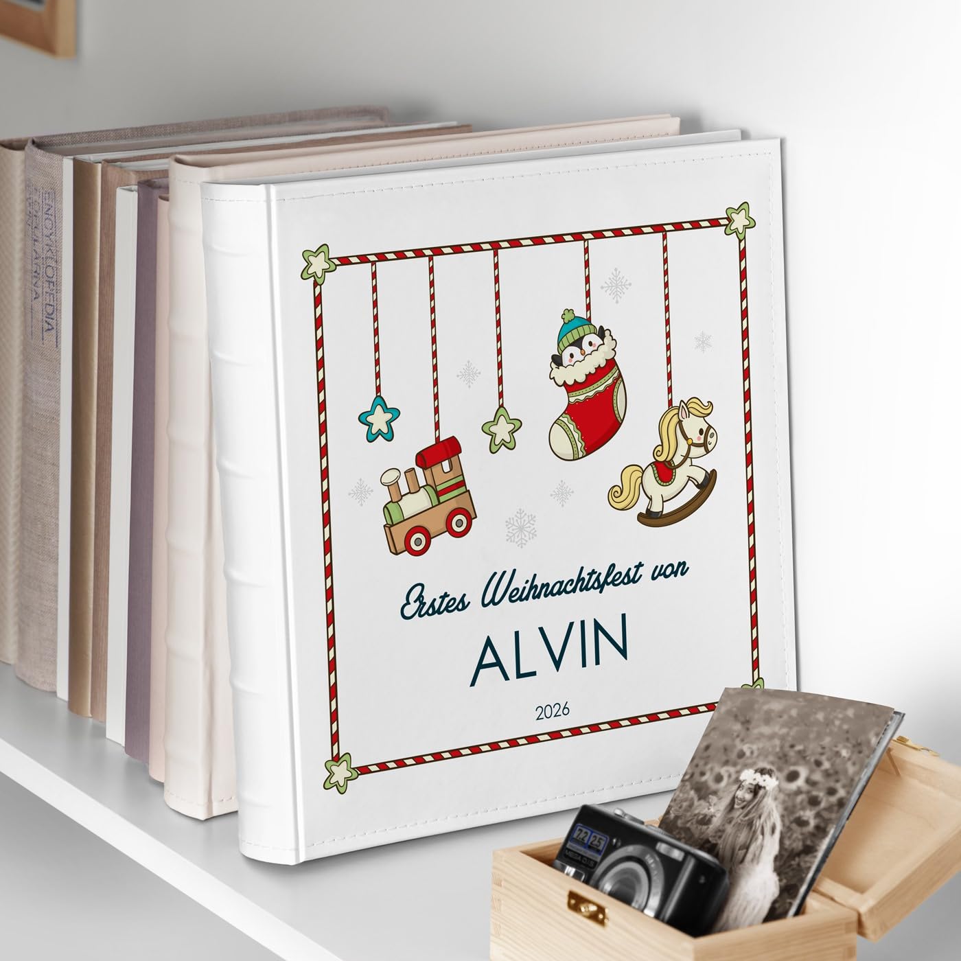 Maverton Einsteckalbum mit Aufdruck - Fotoalbum zum Einstecken für 500 Fotos 10x15 cm - 33x33cm - Weiß - Weihnachtsgeschenke für Frauen und Männer - personalisierte Geschenke zu Weihnachten
