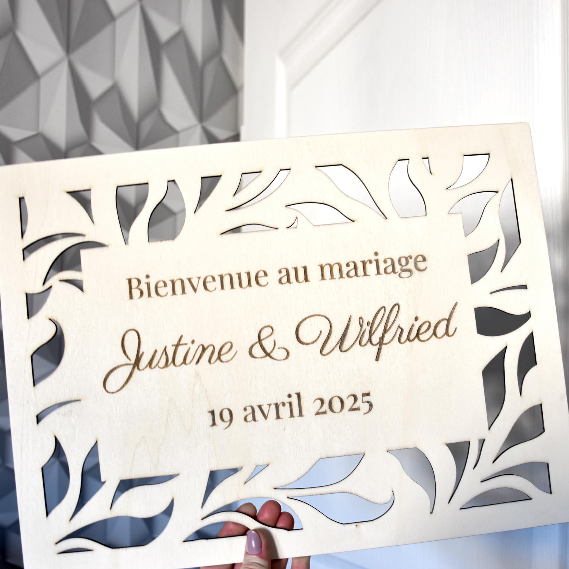 Panneau de mariage personnalisé en bois aux motifs ajourés, bienvenue au mariage de, accueil cérémonie, mariage champêtre, fête, initiales ou prénoms, 30x40cm, horizontal (Feuilles, Prénoms entiers)