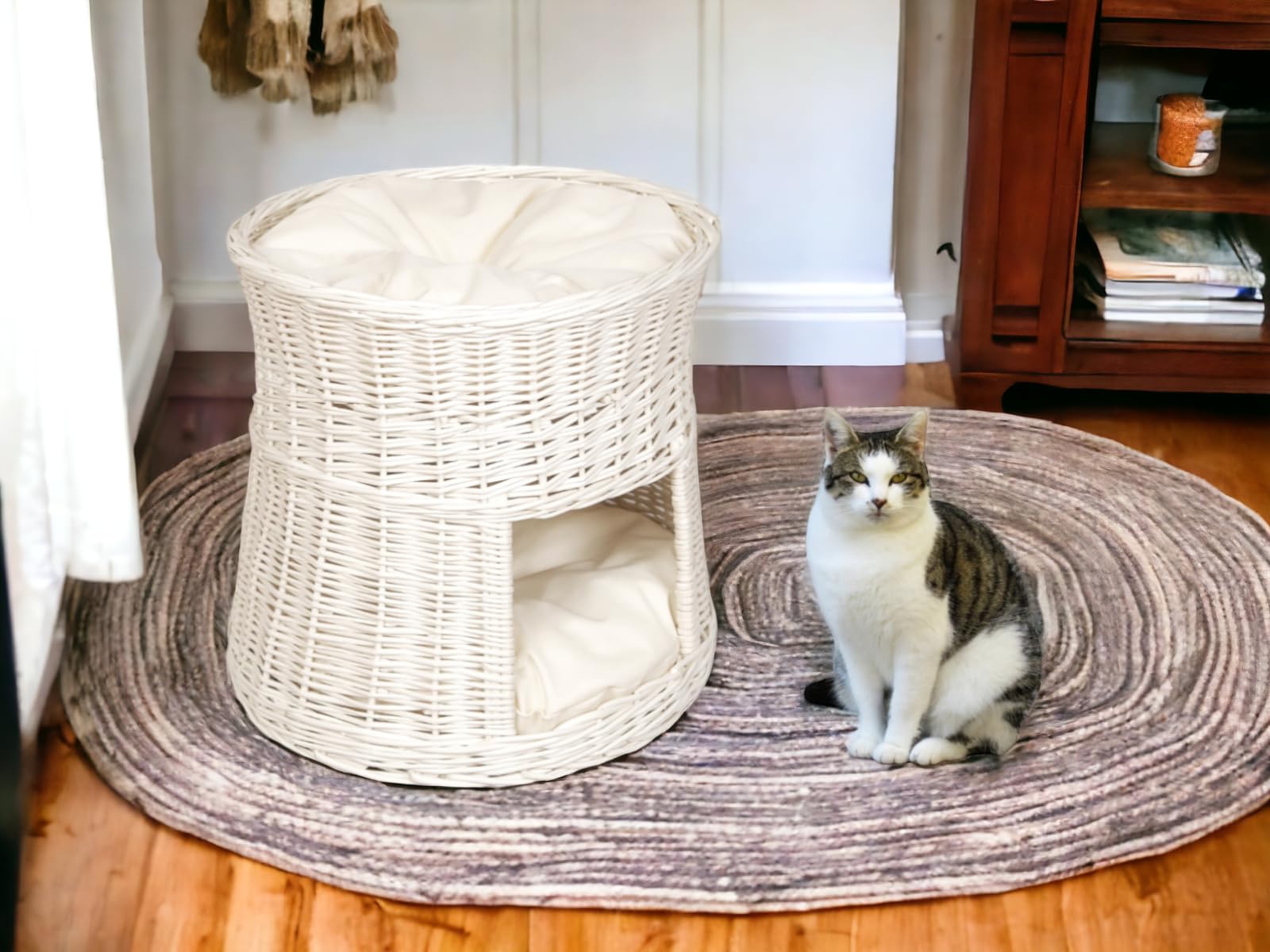 Katzenkorb zum Schlafen – Katzenhütte Indoor – Größe: 50 cm rund – Katzenhöhle aus Weide – Zweistöckiges Katzen oder Hundebett in Weiß – Kissen Ecru