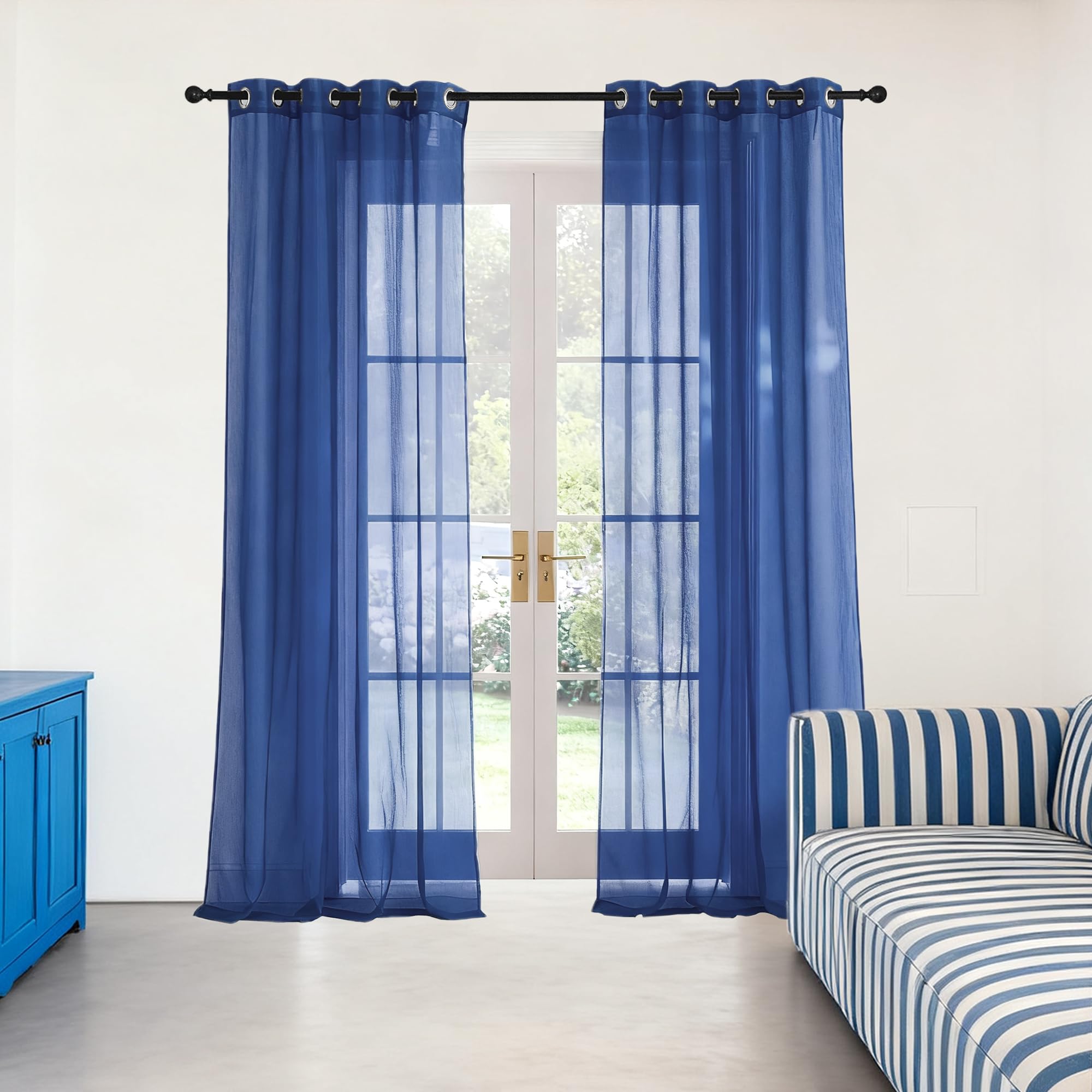 Rideau voilage bleu pour baie vitrée et salon contemporain