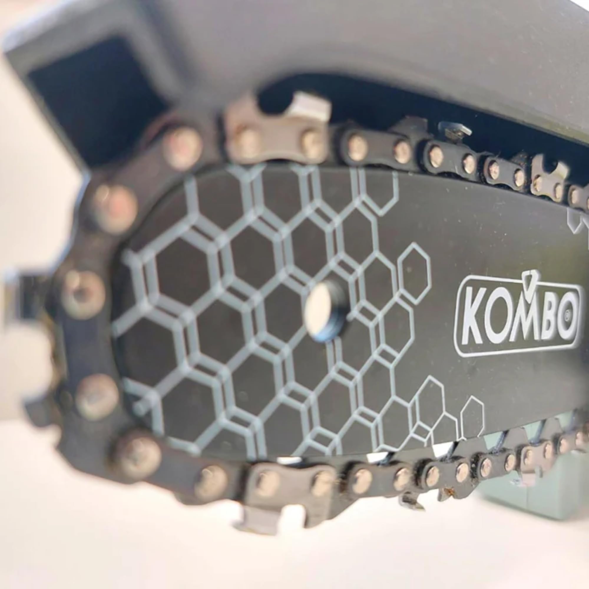 KOMBO Pro – Motosierra a batería de 12 V con 2 baterías recargables, barra de 15,5 cm, cadena de 3/8", corte de hasta 12 cm, tensor de cadena SDS, guantes DPI clase 2 incluidos